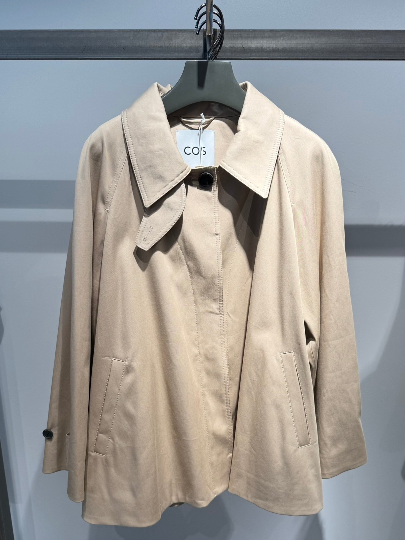 Empfohlener kurzer Trenchcoat aus dem Video „Gute Stücke für die Übergangszeit bei COS“ (14.09.25)

#LTKeurope #LTKautumn #LTKdeutschland