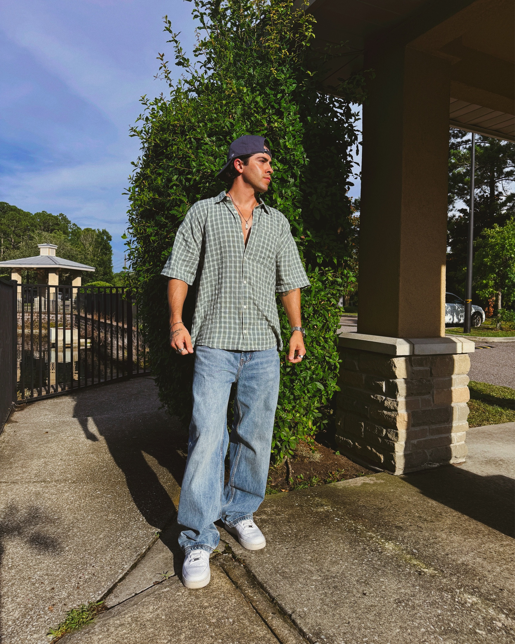 Vintage street with a clean touch.
Shirt: Hollister
Jeans: Elwood
Shoes: Nike
Hat: Abercrombie & Fitch
Jewelry: Clocks & Colours, Miansai
Watch: Fossil
Now you know 😎✌️

#OutfitBreakdown #StreetStyle #VintageVibes #MensFashion #OOTD #FitCheck #DeafStyle #90sStyle #RetroLook #StreetwearDaily #LaidBackStyle #CasualFits #JewelryStyle #MensAccessories #FashionInspo #NikeStyle #ElwoodJeans #HollisterStyle #Abercrombie #ClocksAndColours #Miansai

#LTKMens