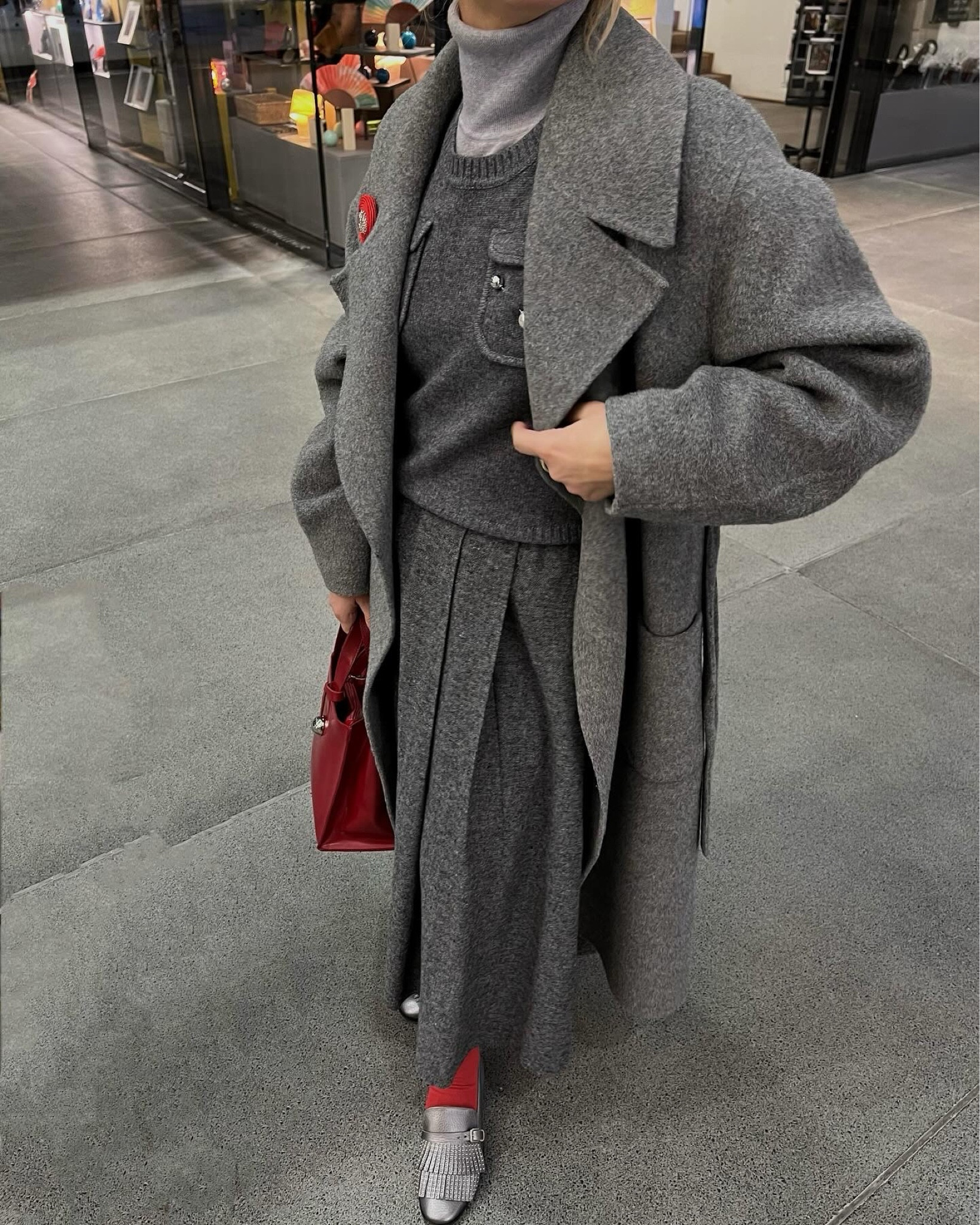 Oversize grey outfit with some pop of red Accessories 

#LTKHoliday #LTKstyletip LTKFestiveSaleDE