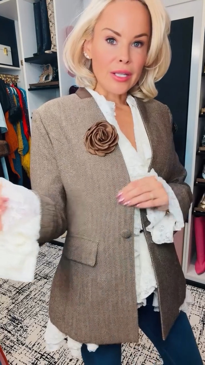 A current favorite look (blouse restocked for the third time!) #teggyfrench #preppyfashion #fashionover40