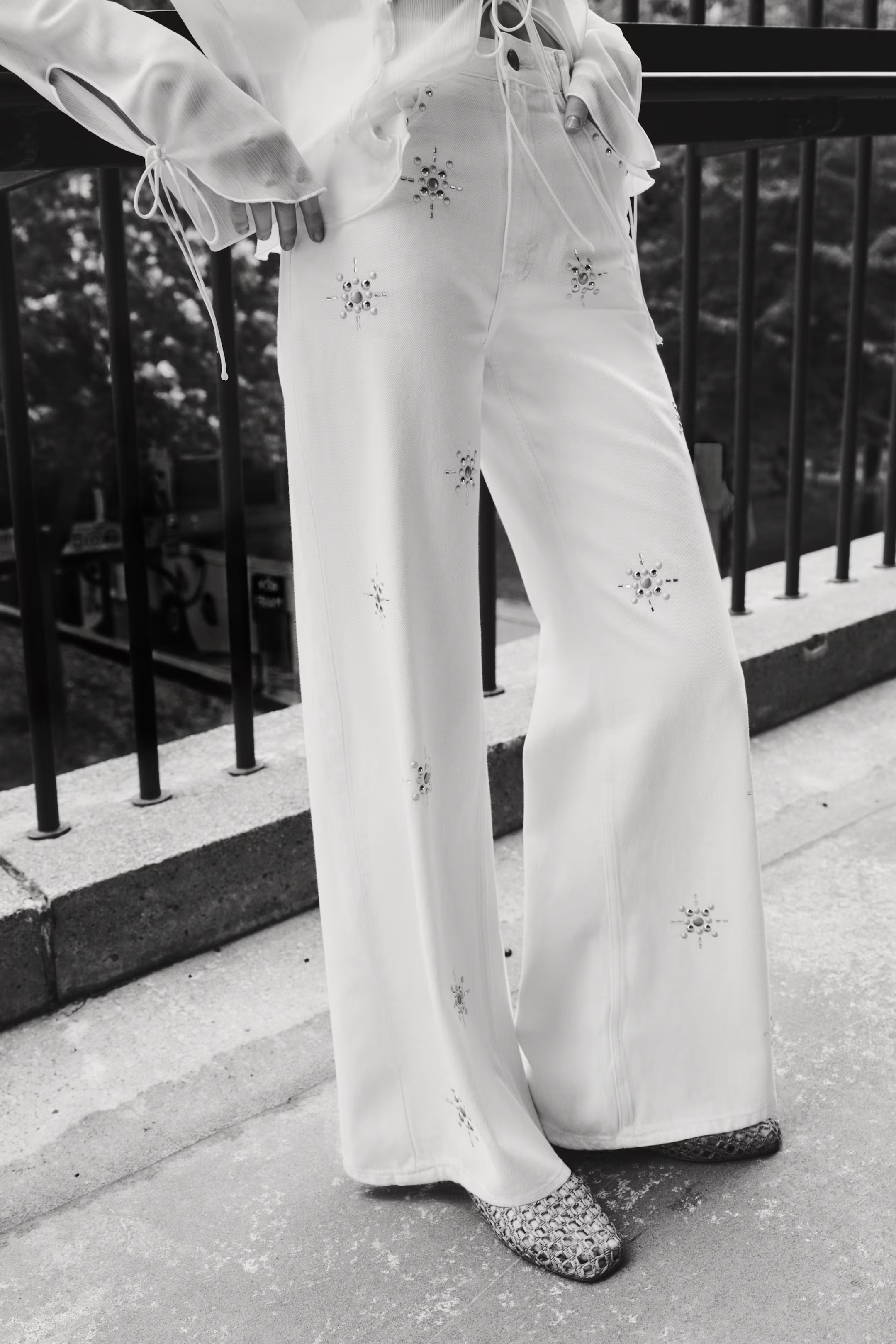 Studded Wide Ultra High Jeans | H&M (US + CA)