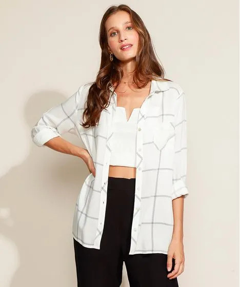 Camisa Feminina Ampla Estampada Quadriculada com Bolso Manga Longa Off White | C&A (BR)