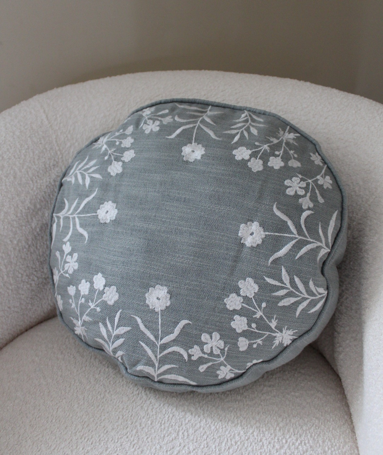 This pillow is so cute and perfect for Spring! #throwpillow #walmartfinds

#LTKSeasonal #LTKHome #LTKFindsUnder50