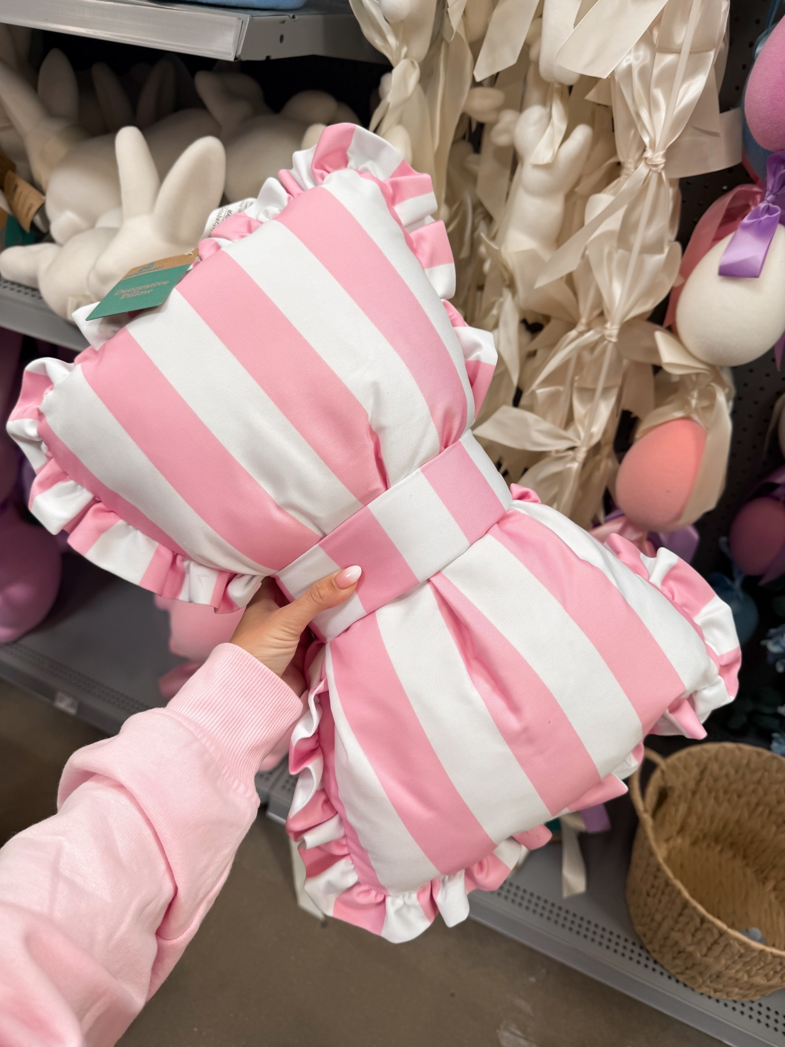 The cuuutest pink bow pillow! 

#LTKHome #LTKSeasonal