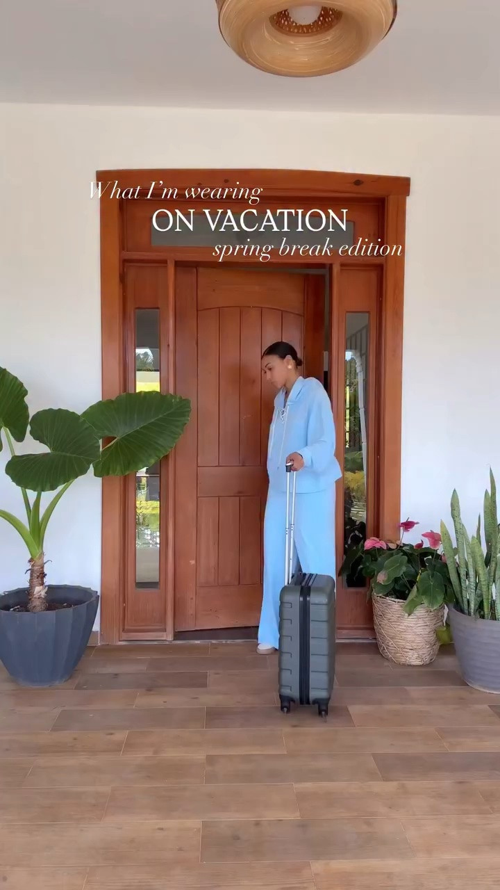 What I’m wearing on vacation ✨ Beach edition with @loft ✨ #LOFTPartner 

Comment SHOP below to receive a DM with the link to this post on my LTK ⬇ https://liketk.it/65Tgn #ltktravel #ltkswim #ltkover40