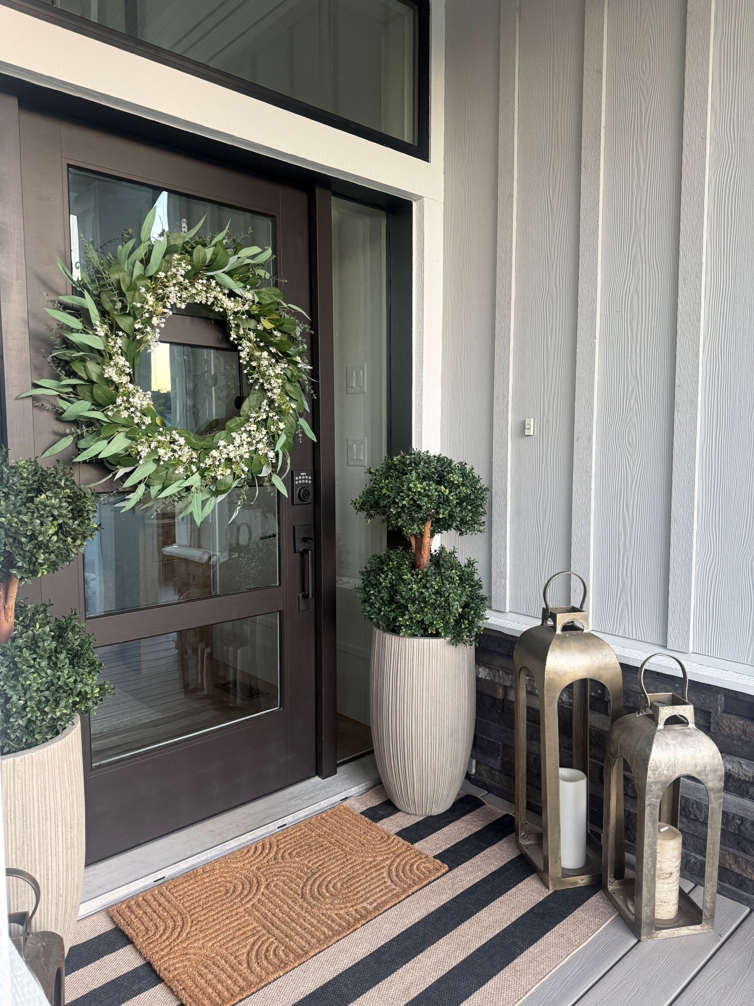 Front porch: classy, cute and inviting🤍
