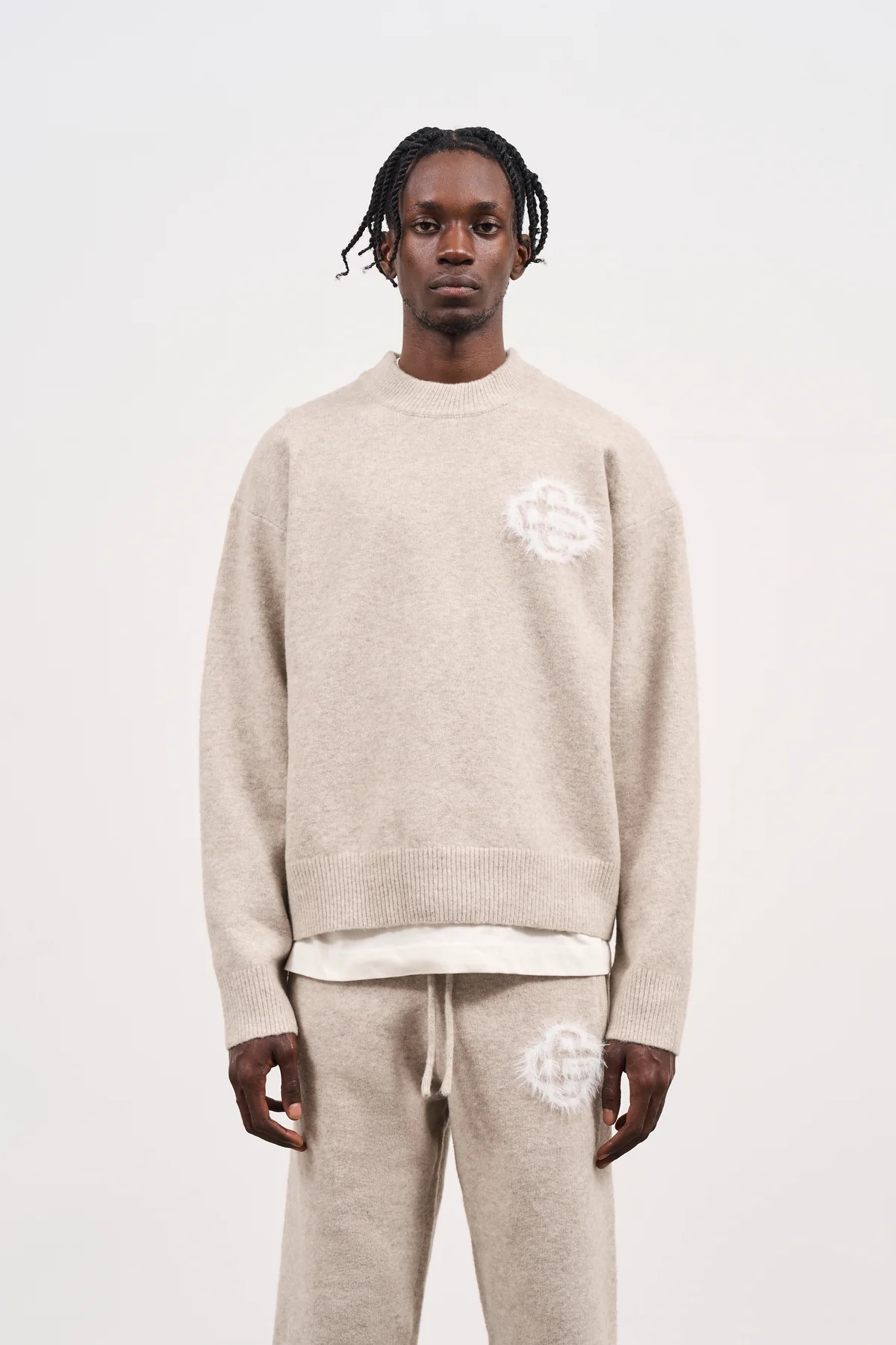 FLUFFY EMBLEM KNITTED CREW - BEIGE | The Couture Club