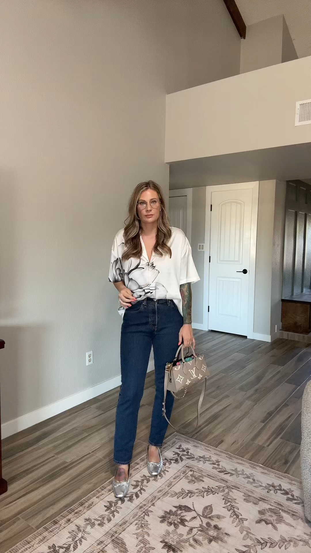 Don’t you just love when an outfit can take you from the dentist, to work, and into night activities? 
Jeans size 28
Top size Large 
I am 5’6 and 145lbs 