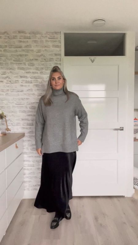 30 days of fall/winter outfits 

outfit inspiration, autumn outfit, grey sweater, black satin midi skirt, black loafers, H&M, River Island, NYX lip oil, Nederland.

#LTKeurope #LTKstyletip #LTKSeasonal