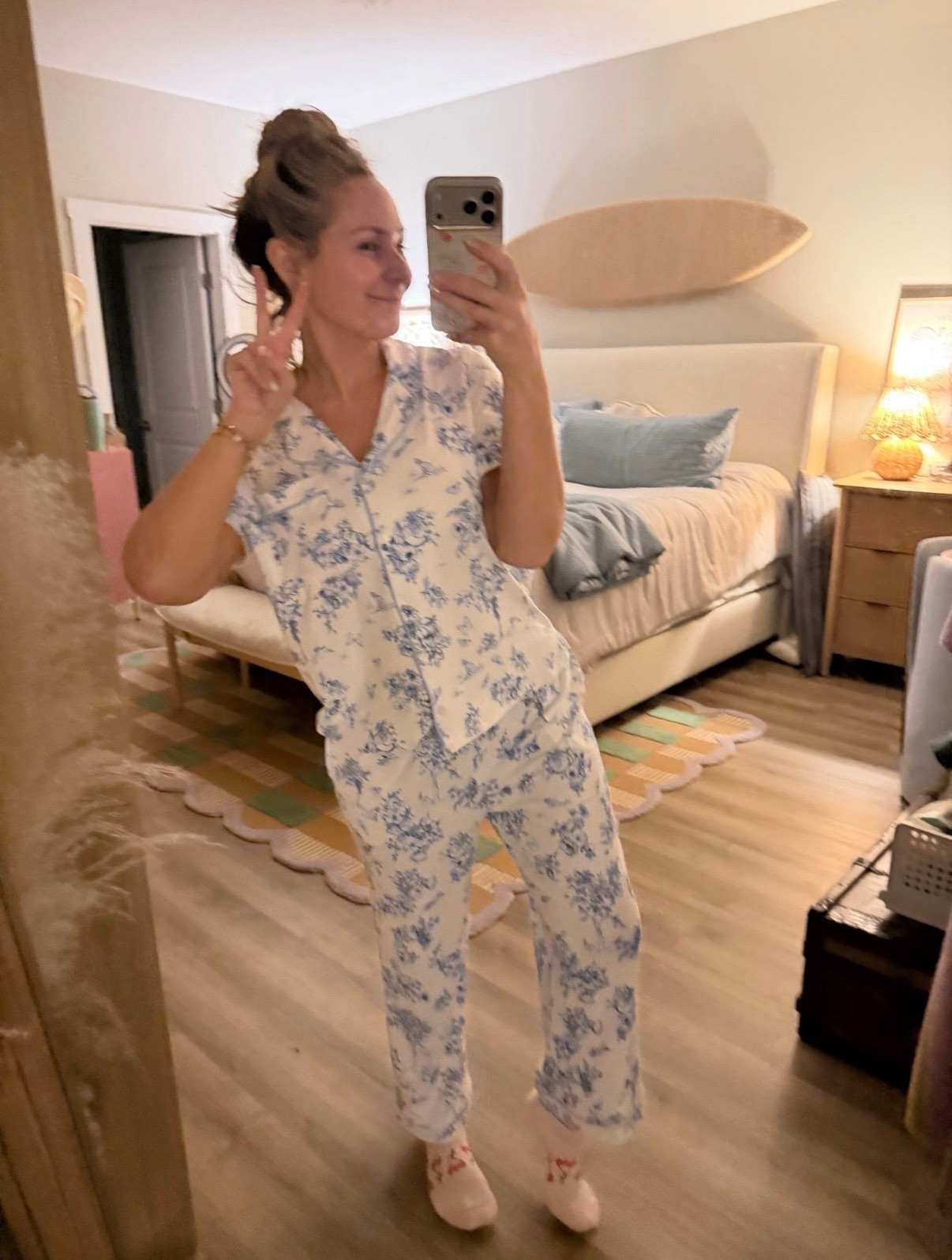 these walmart pjs are giving “I have my life together” even if I absolutely do not 🤍
so soft, lightweight, and the print is too cute to only wear to bed.

@walmart @walmartfinds 