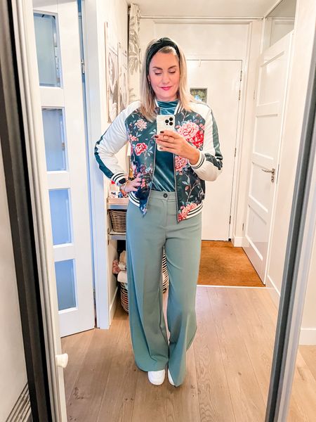 Outfits of the week

A green satin floral print bomber jacket over a green velvet top paired with green full length wide leg trousers and white leather sneakers. 

Bomber, Forever21, old
Velvet top, C&A current, M
Trousers, Zara, current, xl

#LTKworkwear #LTKeurope #LTKcurves