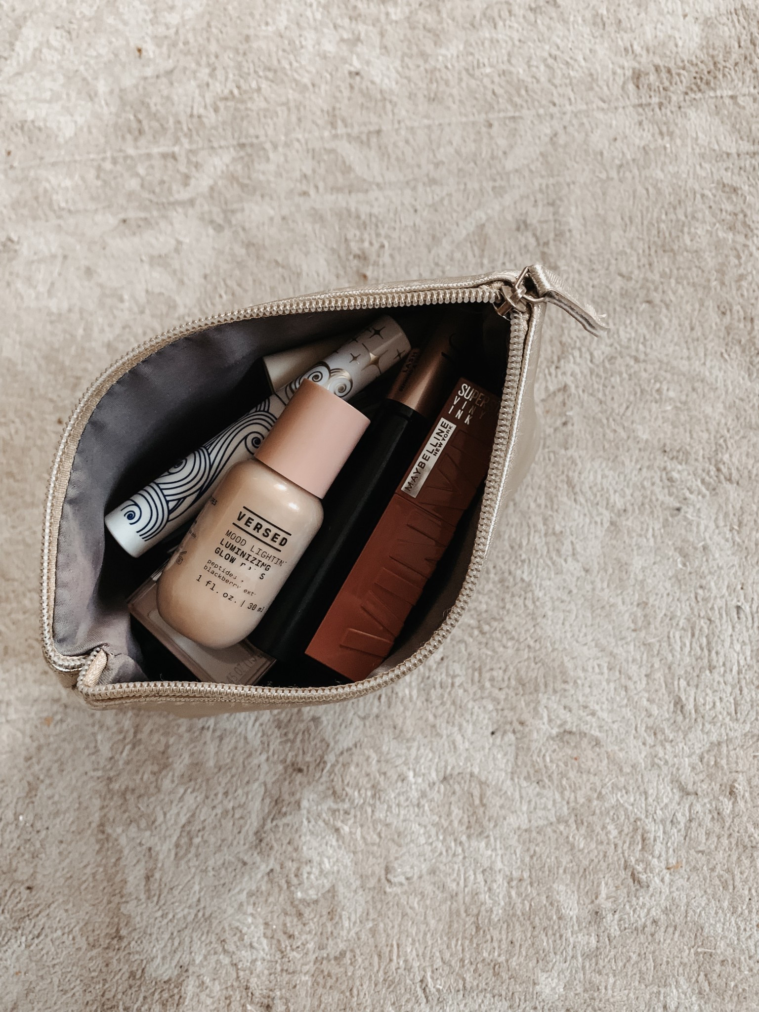 Last minute gifts ✨ 

This Versed highlighter is gorgeous- pop into a makeup bag with lip gloss, moisturizer, a face mask, for easy gifting 

Stocking stuffer ideas
Gift guide 

#LTKGiftGuide #LTKBeauty #LTKHoliday