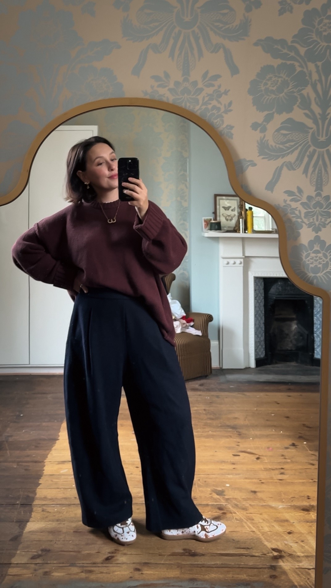 Midsize over 40 winter outfit 

COS wool barrel leg trousers 
Dissh cotton jumper 
Aloha camel print trainers 


#LTKuk #LTKmidsize #LTKwinter