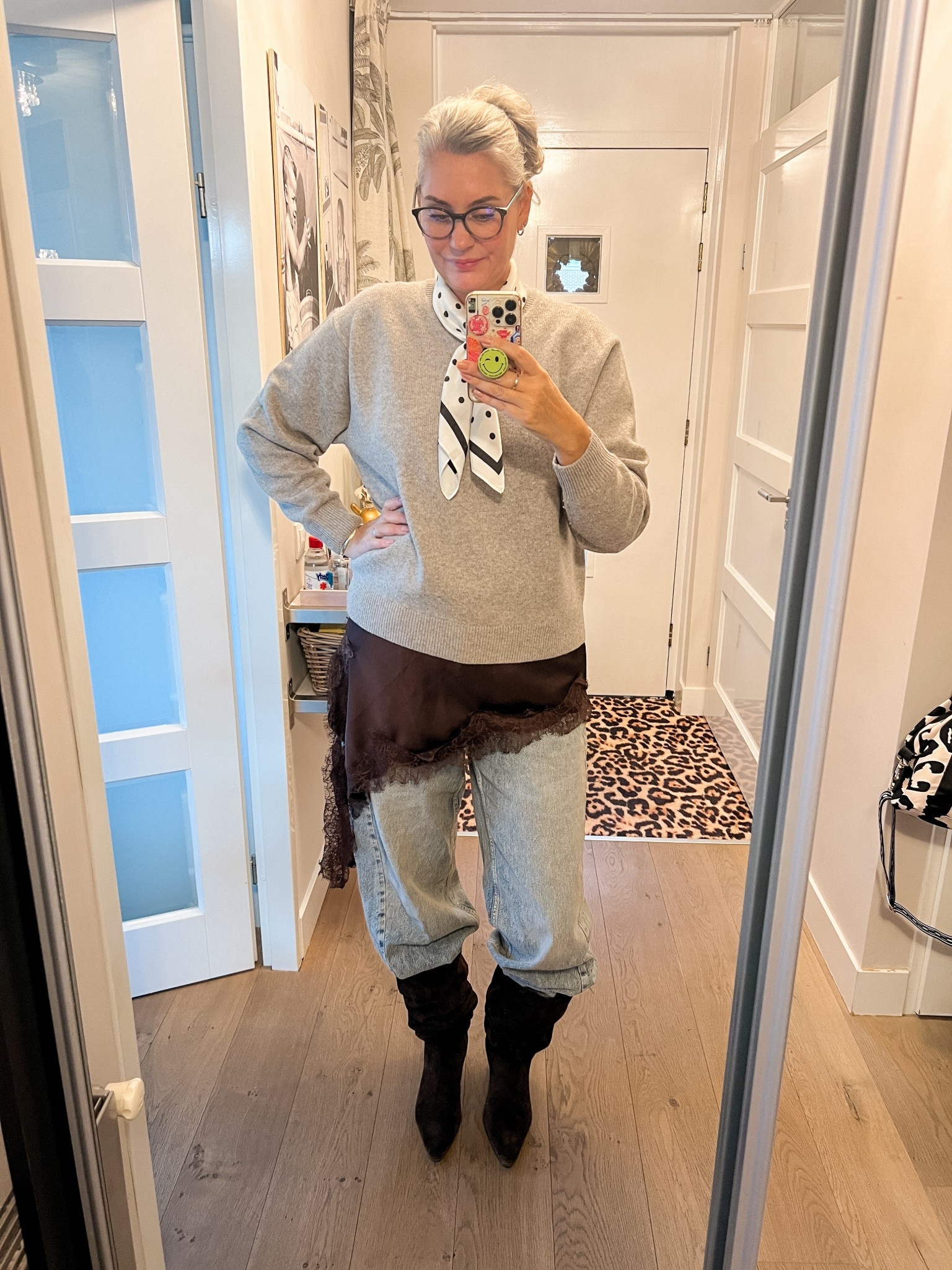 OOTD - Dinsdag. Een haverkleurige lamswollen trui over een bruine asymmetrische slip dress met kant, barrel fit jeans (https://wehkamp-nl.mtpc.se/5722735) en bruine suède laarzen. 



#LTKstyletip #LTKnederlands #LTKeurope