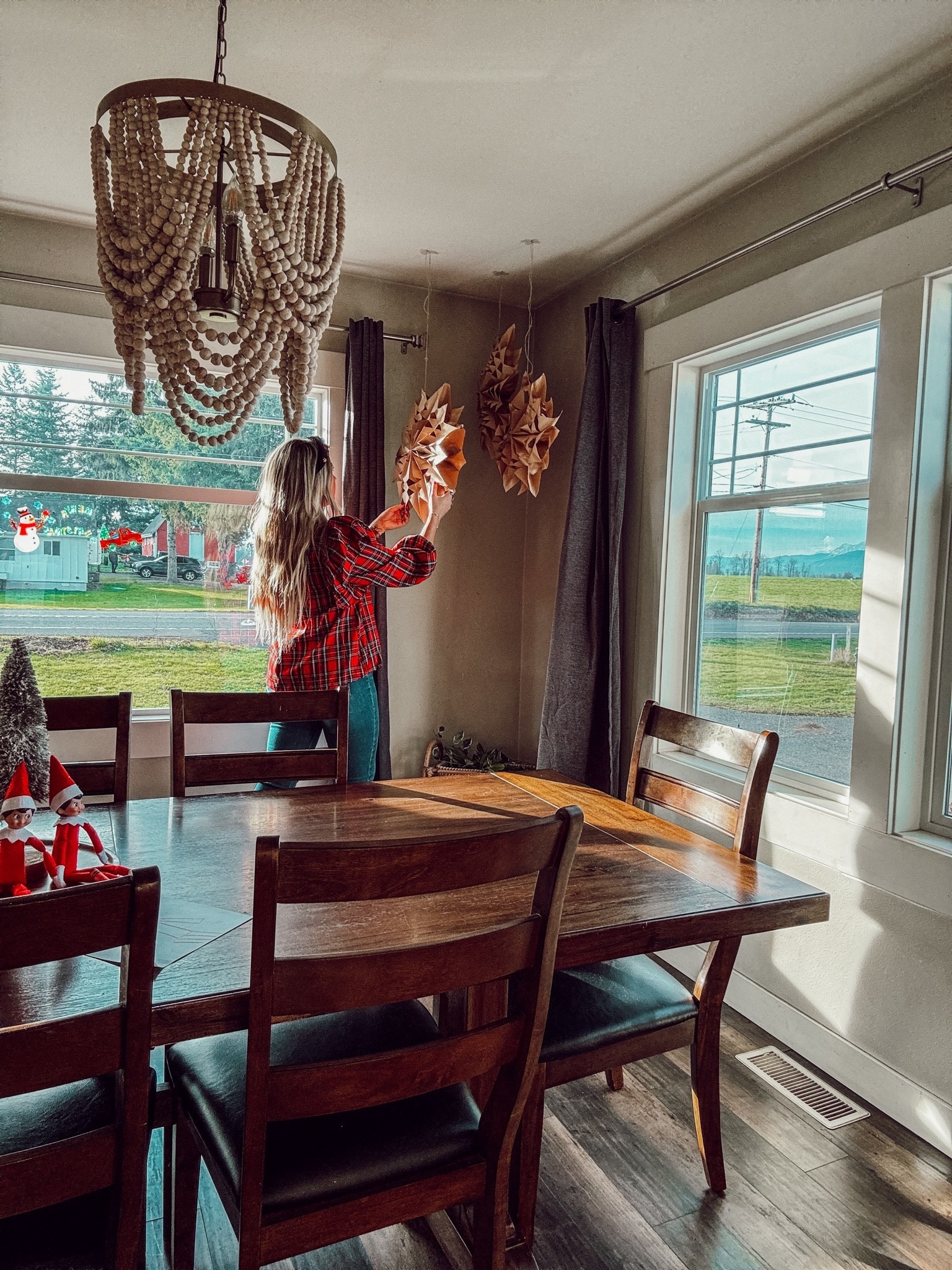 DIY paper bag snowflakes ❄️✨

#LTKHoliday #LTKSeasonal #LTKhome