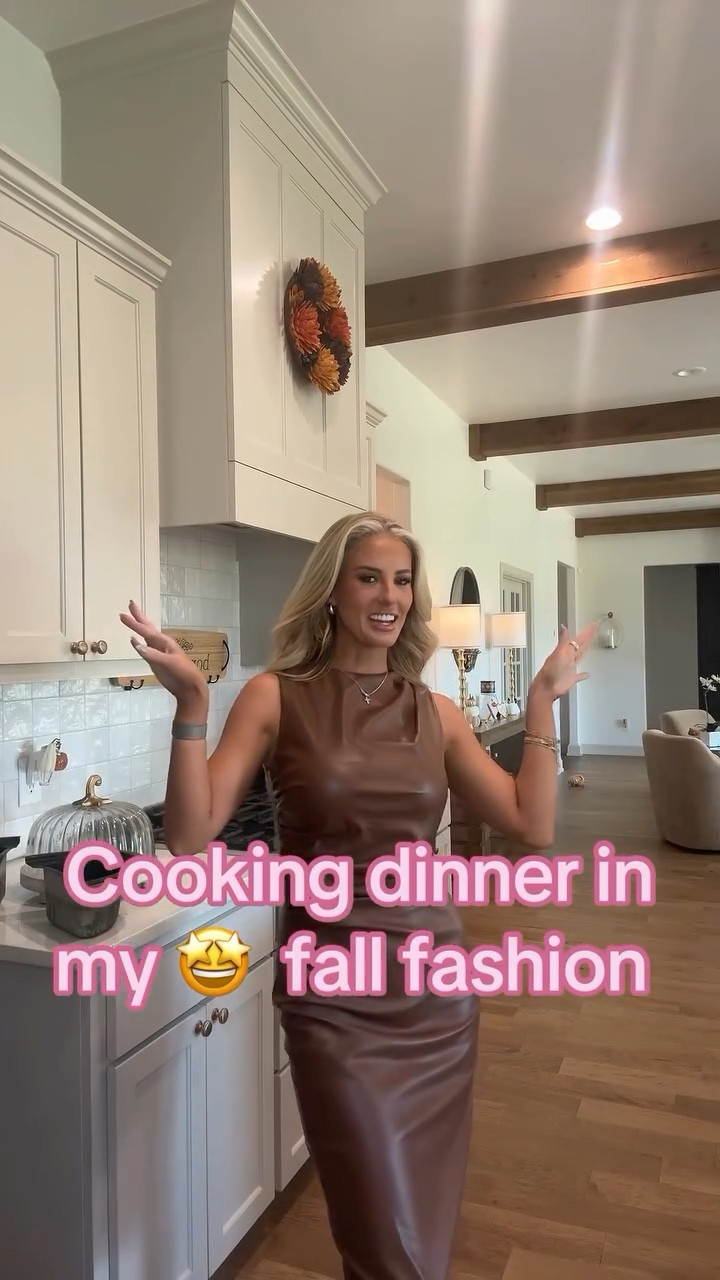 DRESS IN MY @shop.ltk LINK or comment for the link 🔗 
This dress is perfect for a casual work day and then running around doing wifey things 😉💁🏼‍♀️ https://liketk.it/5rrJs
•
•
•
#happyfriday #friday #influencer #okcinfluencer #okc #ltk #fashion #edmond

#LTKSeasonal #LTKWorkwear #LTKHalloween