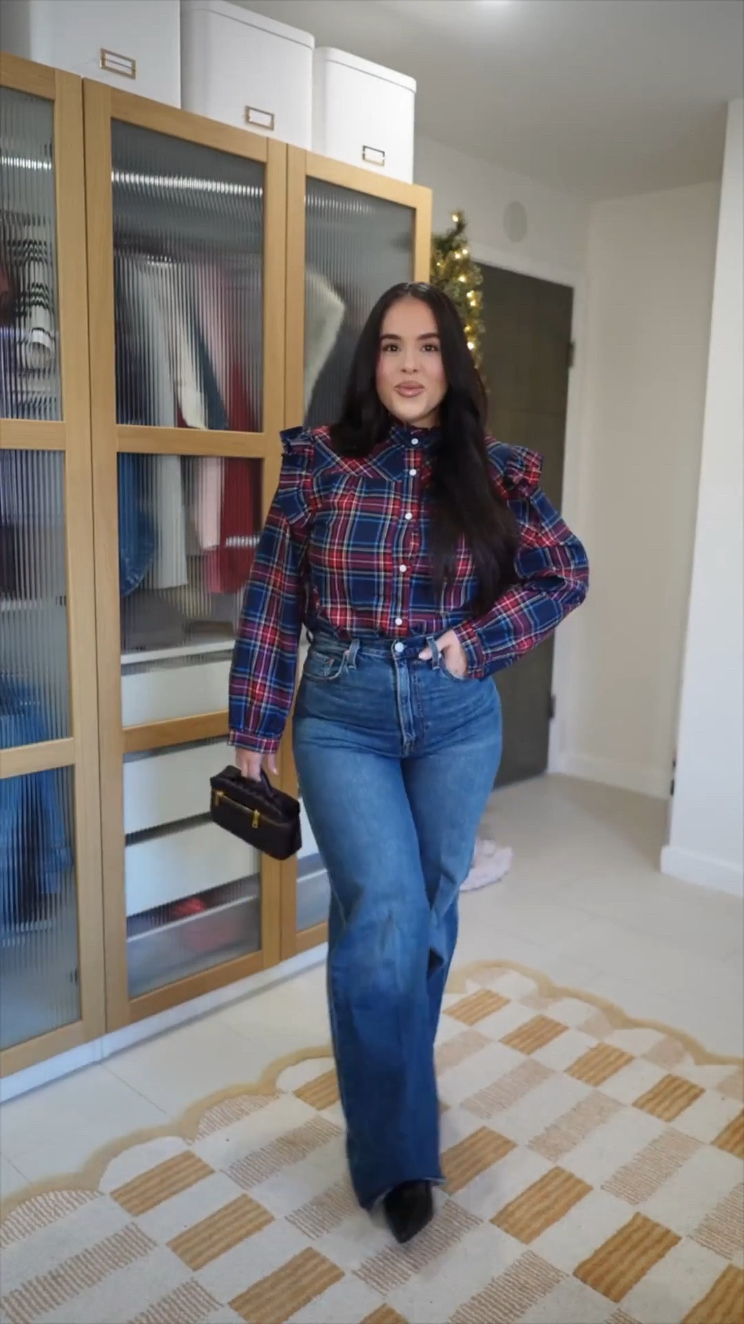 A casual holiday look I’m actually obsessed with 🎄✨
The viral Levi’s strike again — so flattering and comfy! 

Top: L
Jeans: 30 



#LTKHoliday #LTKSeasonal #LTKMidsize