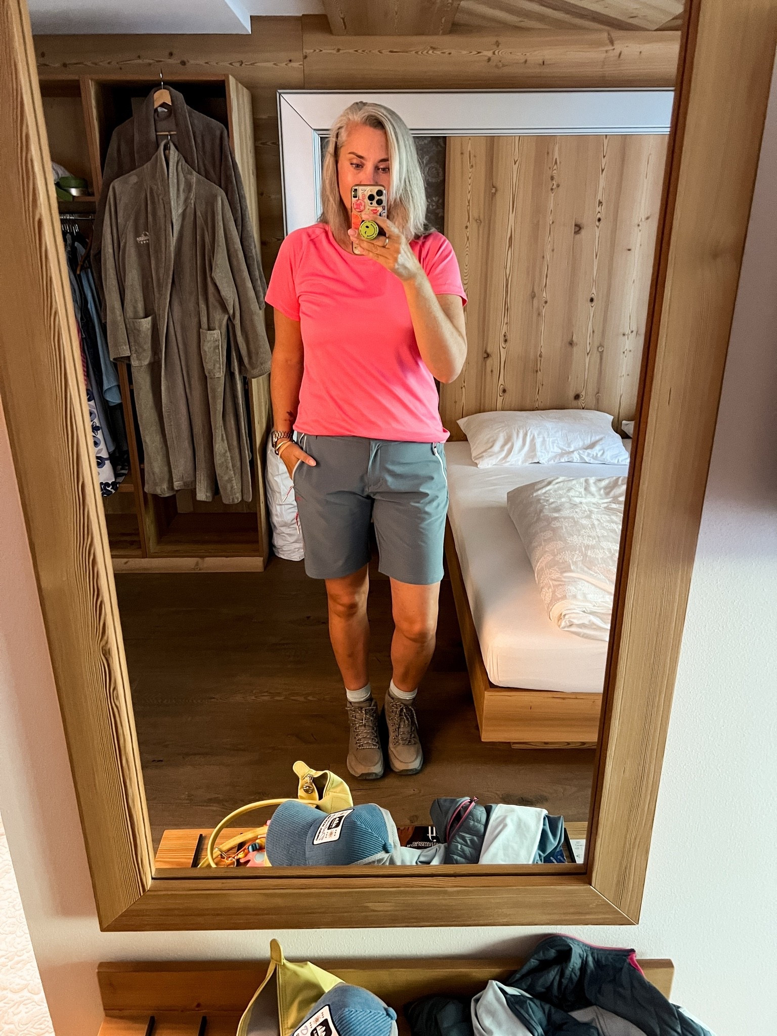 OOTD - Donderdag. Hiking outfit. Roze sport shirt (42) over een lichtblauwe bra top (L) Op een blauwe wandelshort van CMP (XL), wandelsokken en wandelschoenen van Giesswein (code MARLOUS20 geeft 20% korting).

#LTKeurope #LTKsummer #LTKfitness