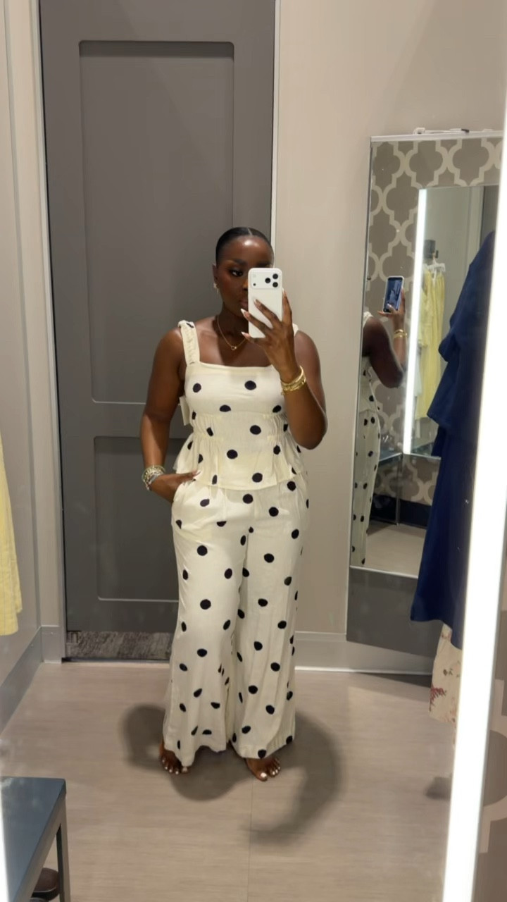 This is a cute spring outfit idea that would be cute for Easter! I’m wearing a small in the bottom and XS in the top. I love the cute detail in the back also.