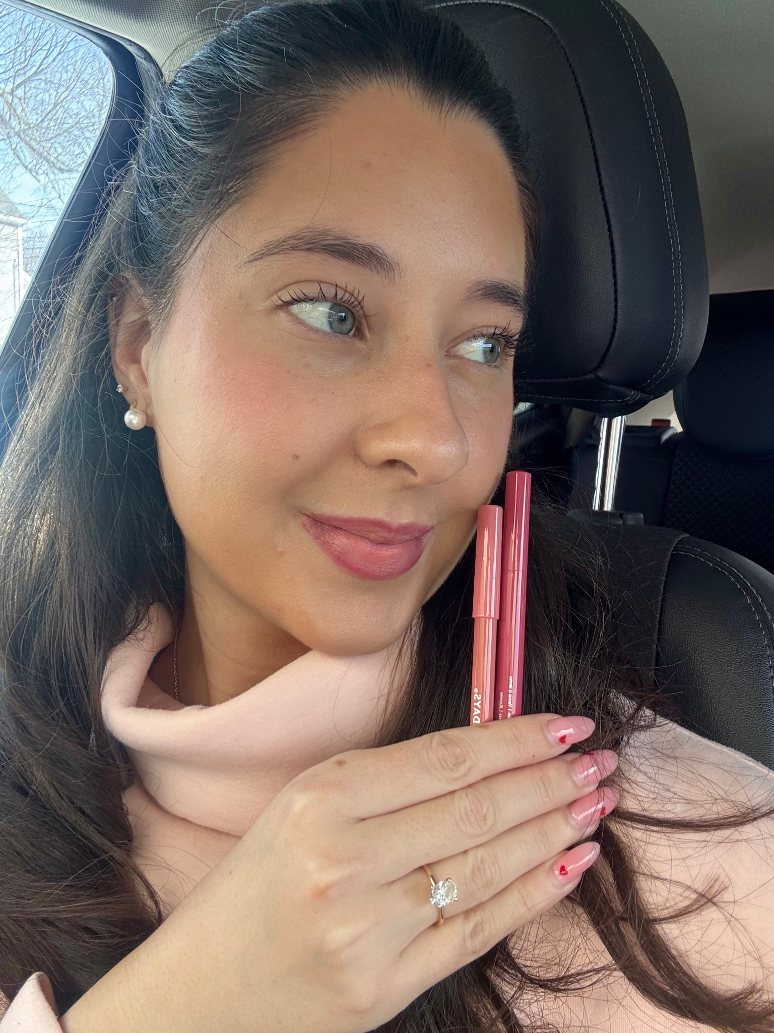 Essential lip kit💋
-flushed lip stain (rosette)
-soft line lip liner (Rose’)
-lip butter balm (pink sugar) 