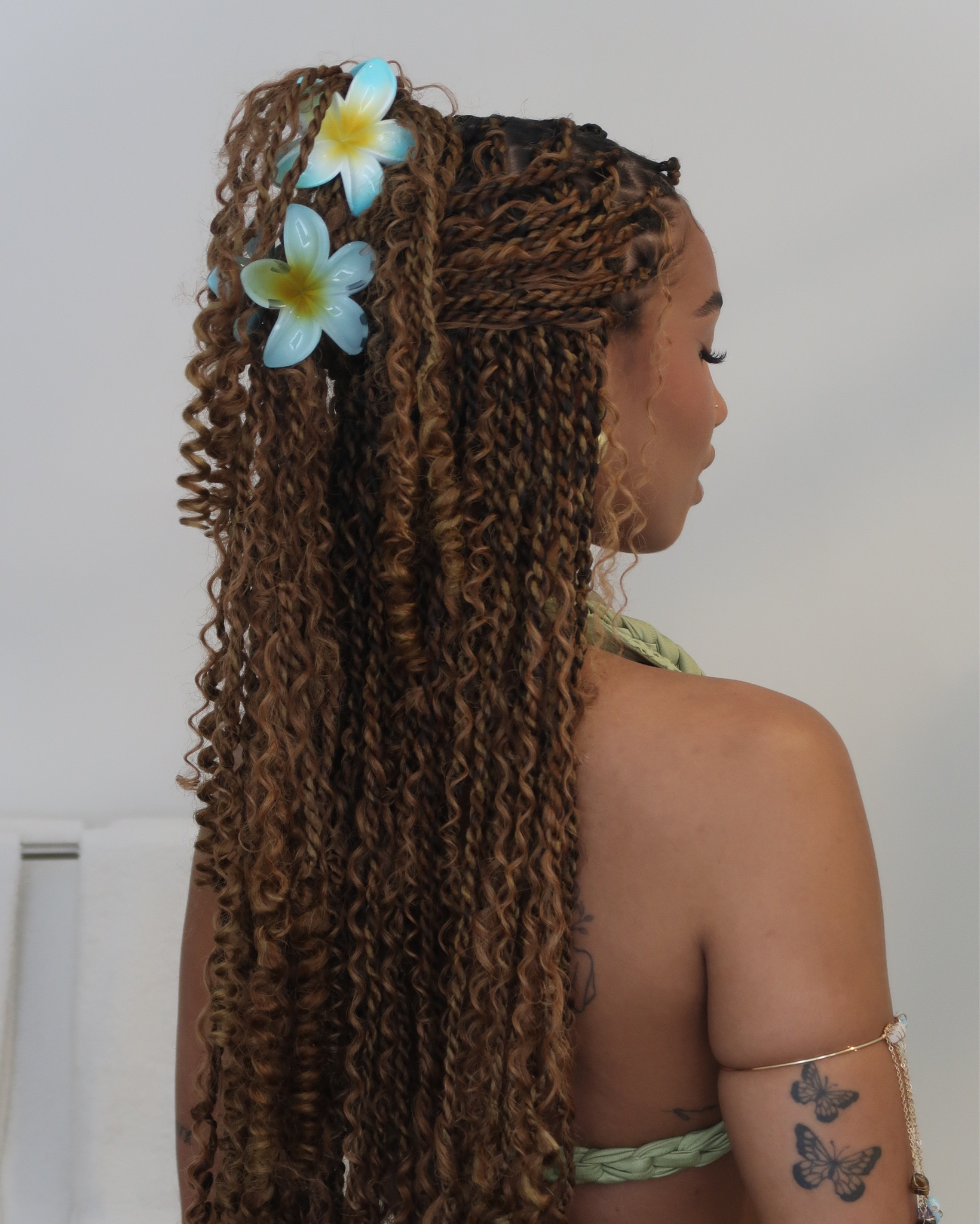 Flower clips pull together every hair style omg 🩵😍💚