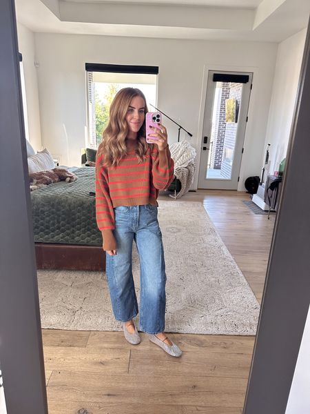 This sweater is going to be on repeat all fall long! I love the crop fit and the colors. I’m in the small. Jeans are such a fun shape too. Wearing my true size in them as well! @freepeople #PalmerJeans