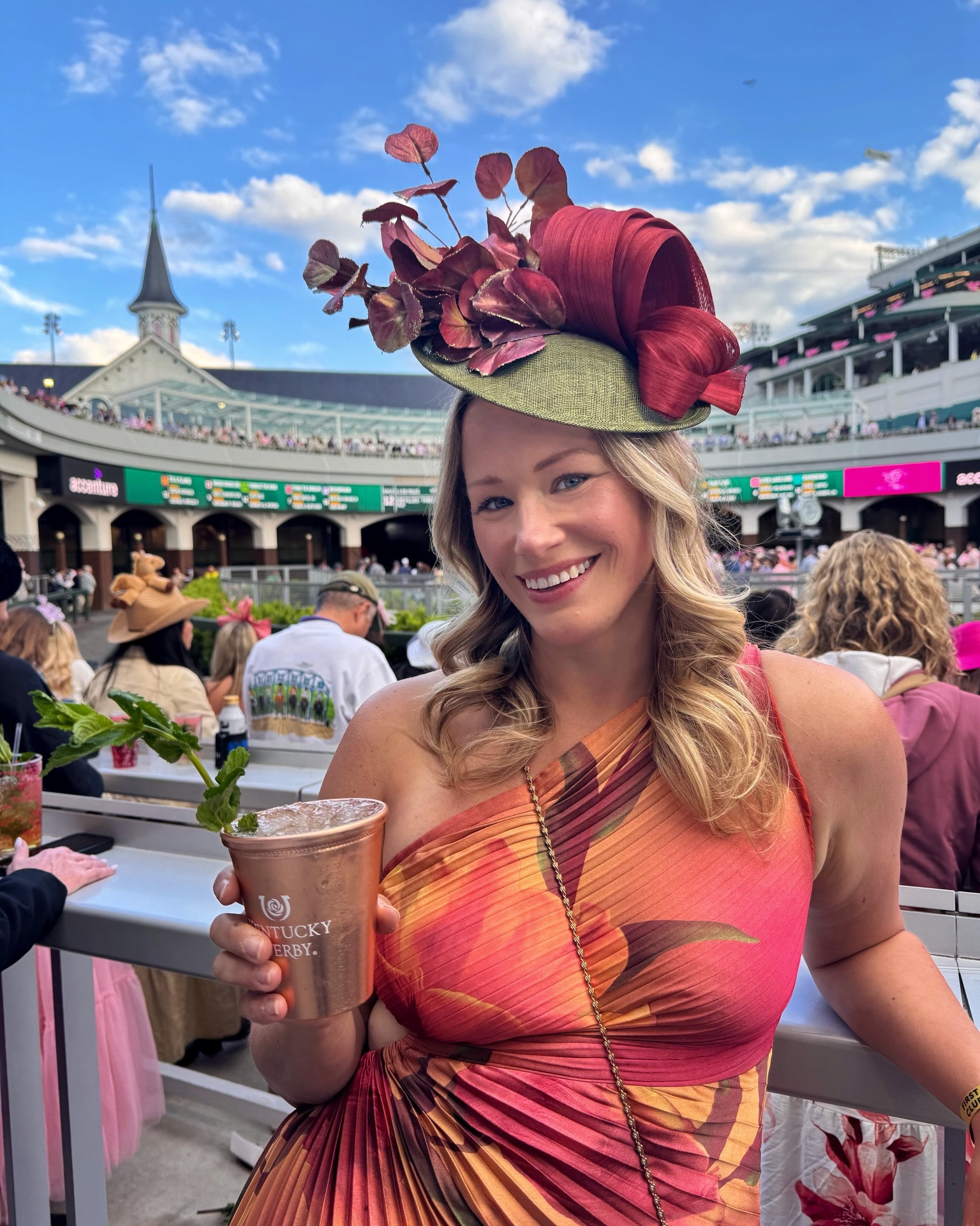 Fridays are for the fillies 🐎 #oaks Just a girl cheering on the girlies at the Oaks with a drink in her hand and man on her arm ♥️🌸🌷 #kentuckyoaks #kentuckyderby #derbyweek #derbylook @churchilldowns @bigdayhatdesign @vici