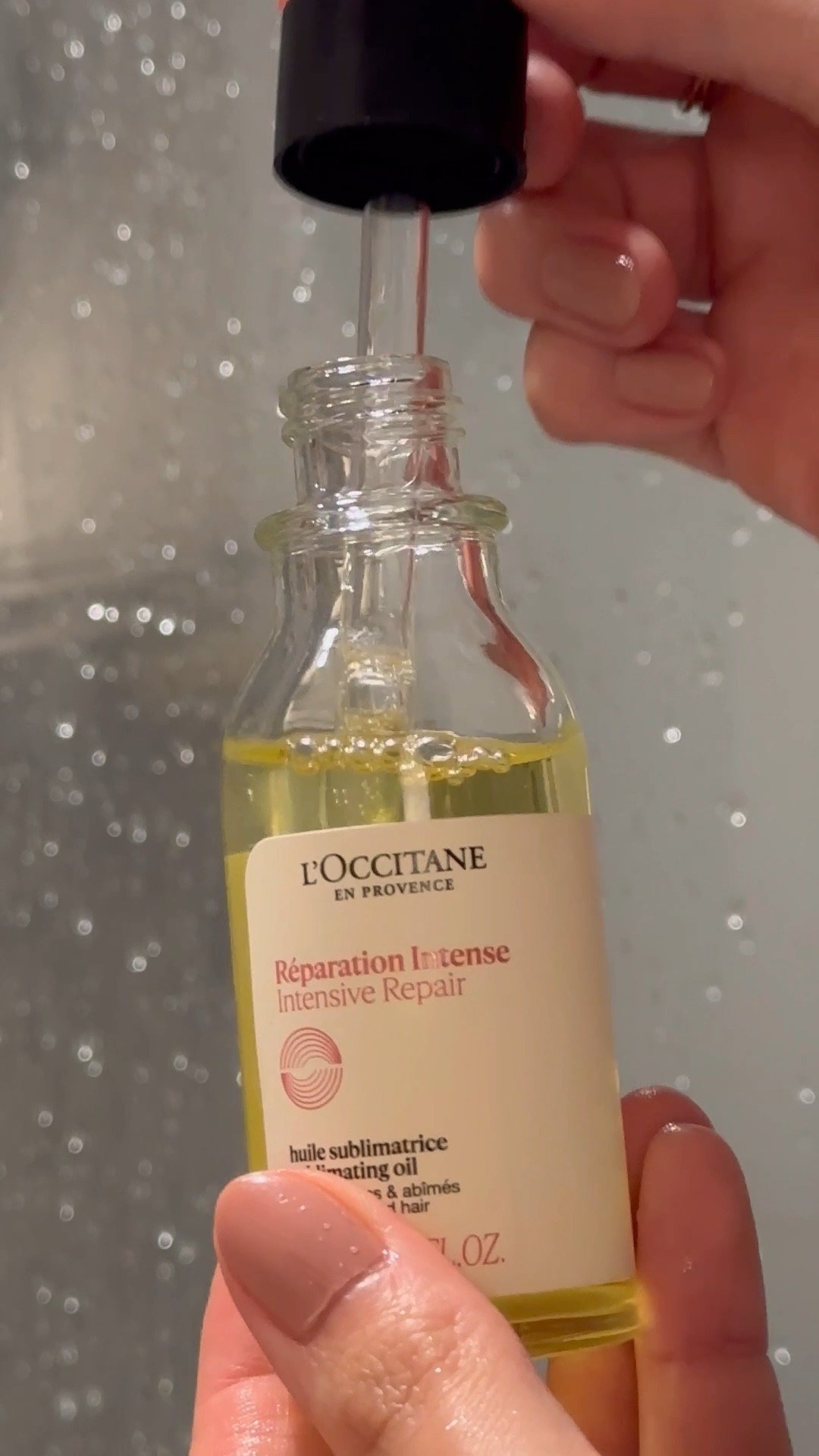 Mais uma linha capilar entrando pros favoritos

✨Aromacologia Reparação Intensiva 

É uma linha que conta com uma fórmula super limpa tendo blend de óleos naturais na composição, a versão Reparação Intensiva é indicado para cabelos quimicamente tratados, coloridos ou que precisam de cuidados mais intensos.

Meu cabelo AMOU, senti uma hidratação profunda sem pesar e com um resultado muito sedoso, essa reformulação ficou incrível, principalmente no óleo que é levíssimo e da um brilho absurdo sem pesar também e rende MUITO. Com certeza ja entrou pros favoritos 

Ah e a fragrância é super levinha, lembra um talco de bebe

#LTKbrasil #LTKbeleza