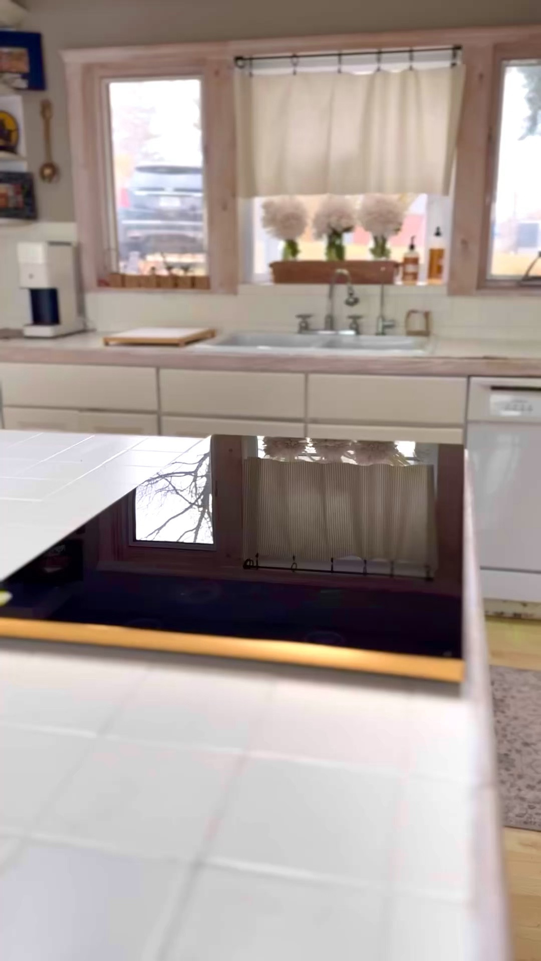 I found this food warming plate on Wayfair and I can’t wait to use it for the entire holiday season:
-For Thanksgiving, the warming plate will keep the Thanksgiving meal warm while your guests come back for seconds…and thirds.  
-For Christmas, the warming plate will keep breakfast and other meals warm while the family opens gifts.  
-For New Years Eve, the warming plate will keep the celebratory party spread warm while you ring in 2025. 
-And for the Super Bowl, keep the fixings HOT for the entire game…including the half time show!


#LTKHome #LTKVideo #LTKHoliday