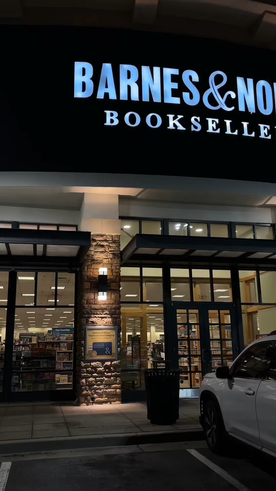 Barnes&Noble date 📖 

#LTKdayinmylife #LTKPetite #LTKValentine