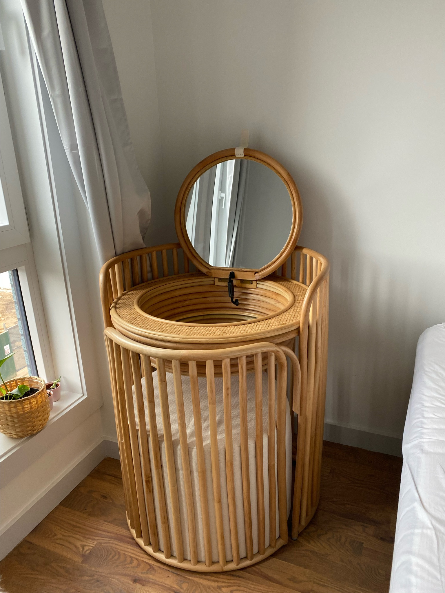 Urban Outfitters Elise Vanity Set inspired by Luigi Massoni Vanity is back in Stock 🖤#LTKFind

#LTKbeauty #LTKhome