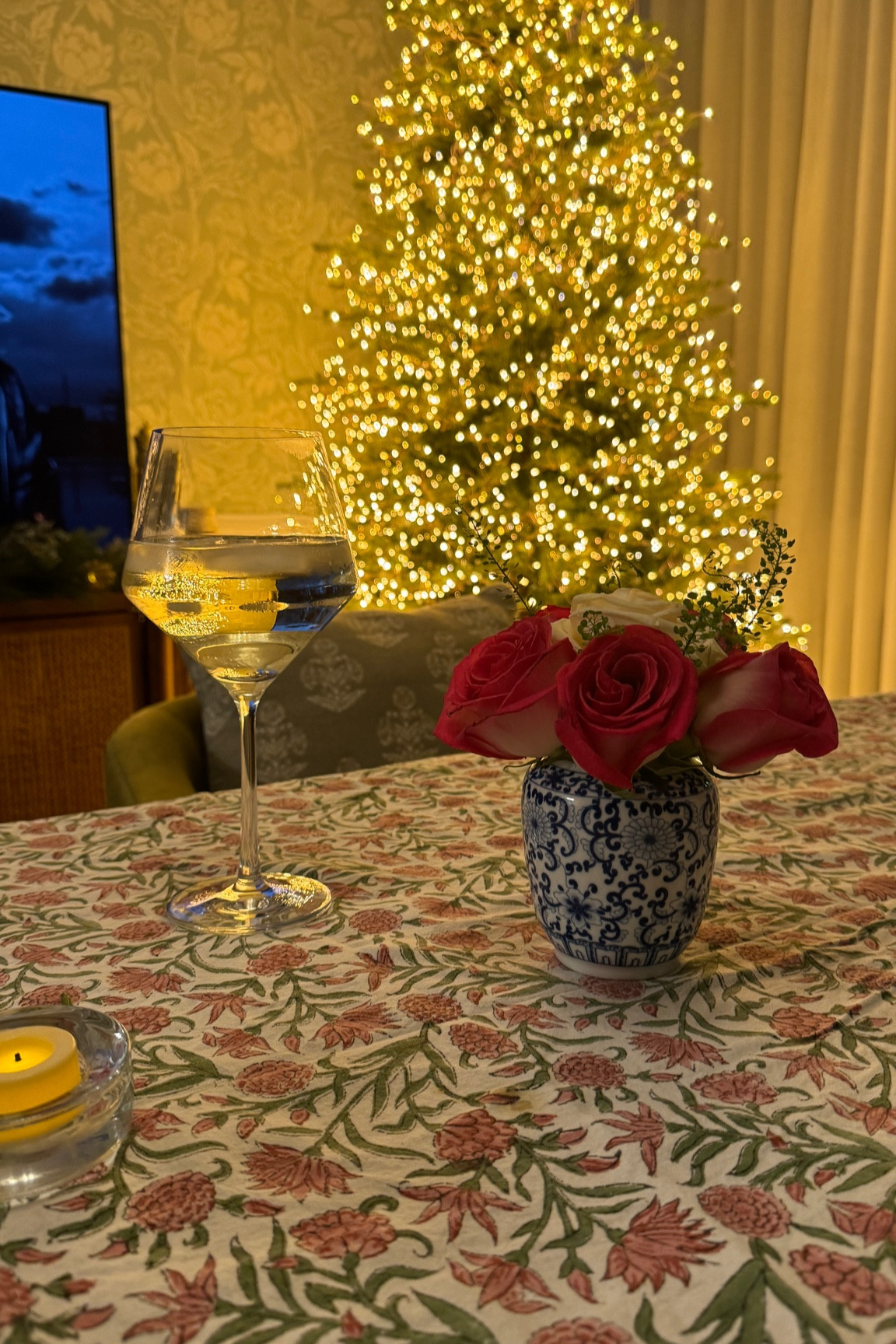 Dinner party at home in nyc — January 2025 & yes the tree is still up 🤩

#LTKHome #LTKParties #LTKSeasonal