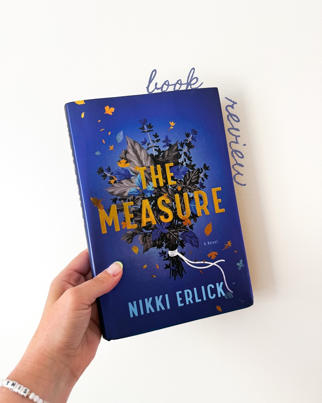 𝐛𝐨𝐨𝐤 𝐫𝐞𝐯𝐢𝐞𝐰 & 𝐫𝐞𝐜 💙

📖: 𝐓𝐡𝐞 𝐌𝐞𝐚𝐬𝐮𝐫𝐞 
✍️: @nikkierlick 
format: audio & physical 

💭I loved every single second of this book. I ready this book a couple weeks after my husband passed away, and yes, maybe I should have heeded some of the trigger warnings. As a fresh widow still in the absolute throes of grief most days, this book might not have been the obvious choice to read but it ended up becoming pretty therapeutic (and it was just really good).

The basic premise is one day the entire world receives a box with a string inside & the string length determines how long you will live (the book follows 8 different people when this happens). The boxes can’t be destroyed, but you can choose not to look. That’s as much as I will say about the actual storyline of the book because I don’t want to spoil it. *This means I think you should go read it*

This book was thought provoking and honestly I binged it in 48 hours. The audio is done by the QUEEN Julia Whelan so I highly recommend it that way.

𝟓/𝟓⭐️