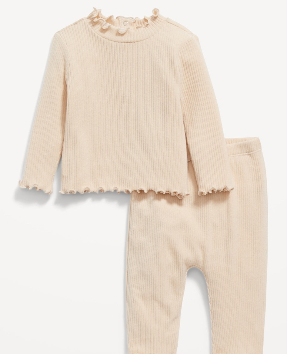 Plush knit lettuce edge top and pants for baby 

#ltkbaby #babyshopping #babyclothes #neutralbabyclothes #neutralclothes #babyclogs 