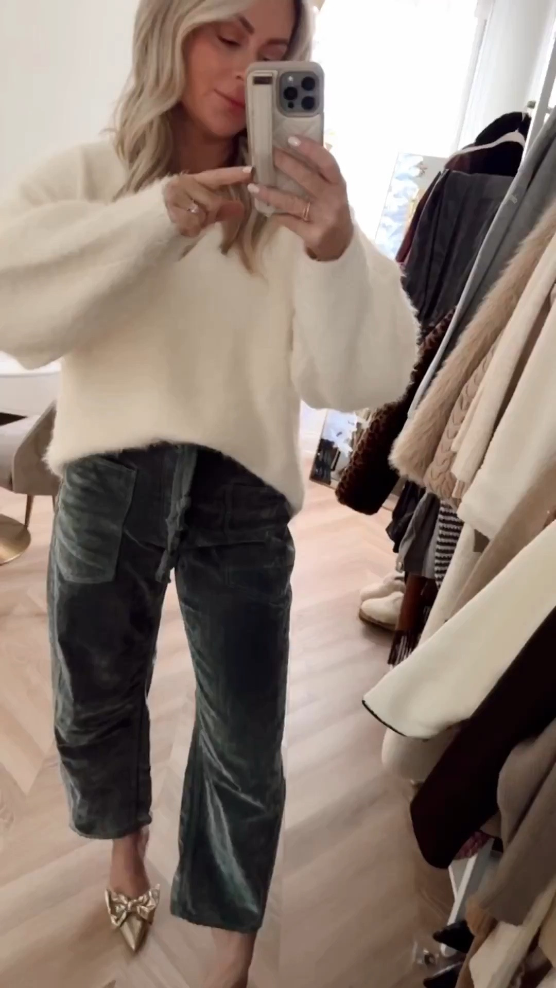 This fab sweater is on SALE! A great holiday look and my fave pants in velvet!!!!! Obsessed 🤩
Pants: 26 can do 25(run big)
Sweater: small

Holiday. Sweaters. Holiday look. Velvet. 


#LTKHoliday #LTKSeasonal #LTKStyleTip