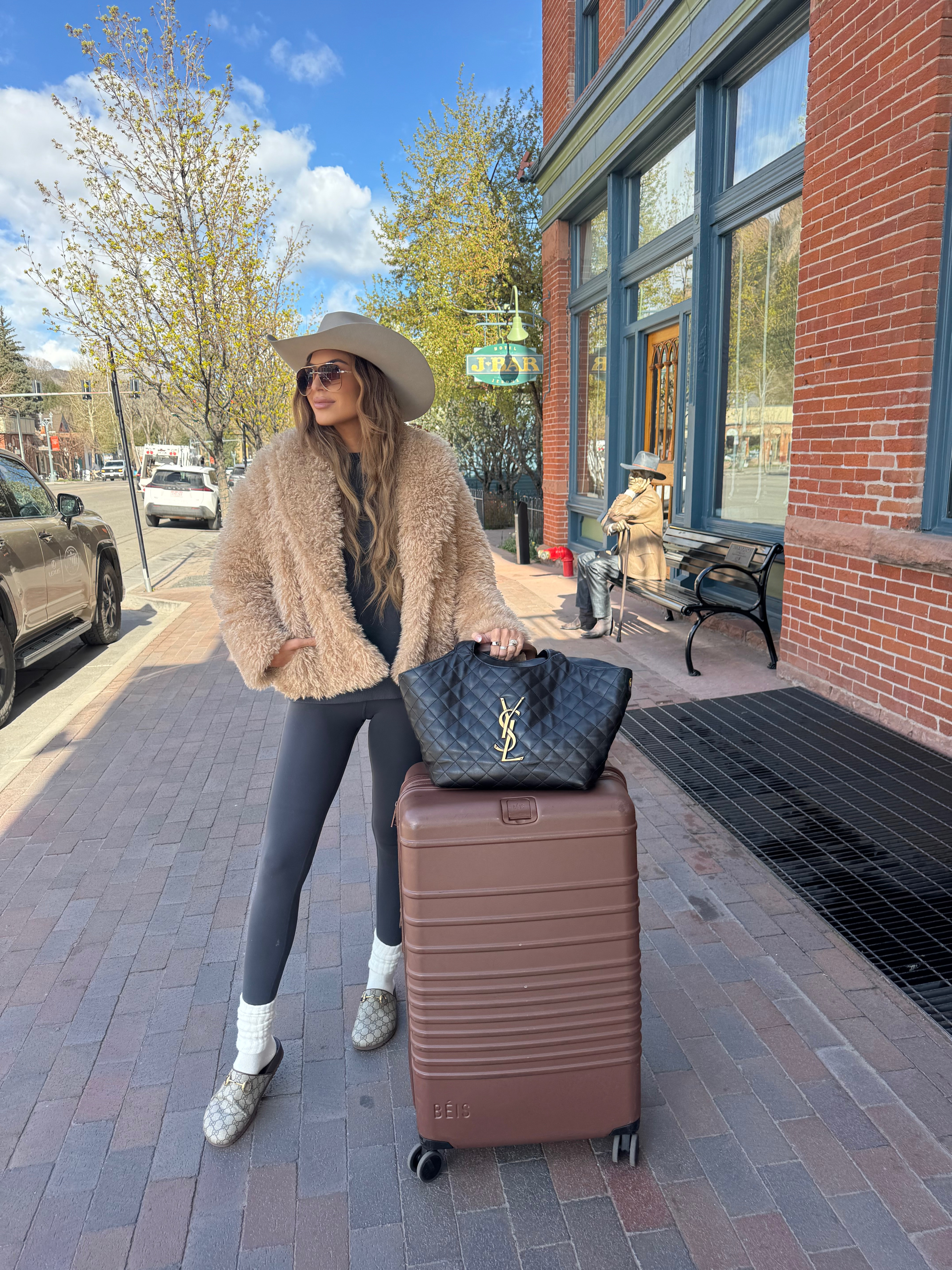 travel ootd 🩶 wearing small leggings, medium crewneck and medium coat! 

 #LTKootd #LTKTravel