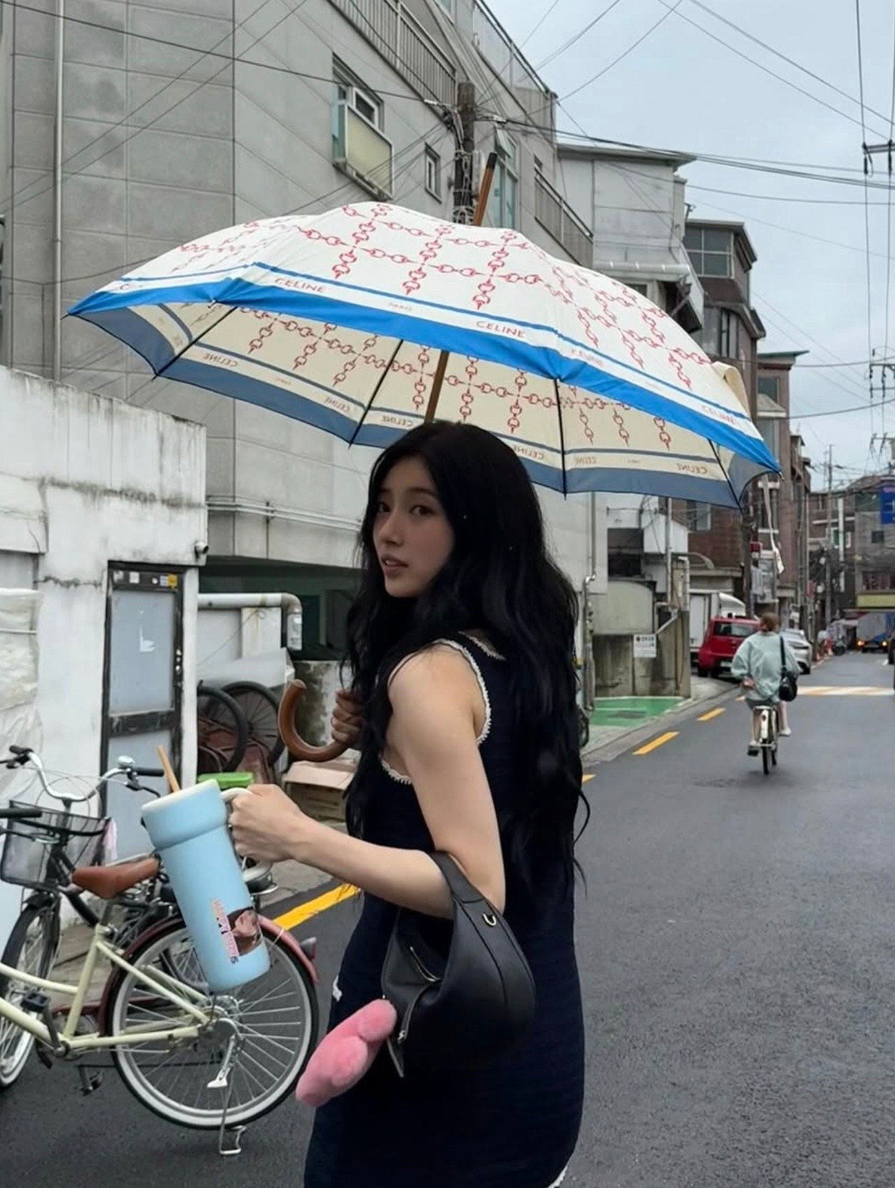 🌧️ rainy days just got better ☁️
carrying sunshine in my hands — literally and stylishly.

i’ve been obsessing over this CELINE Teen Lulú Bag lately — it’s the perfect size for daily errands, fits my essentials, and that smooth leather? chef’s kiss.

paired it with a simple knit dress, iced matcha in one hand, and this little luxury tucked under my arm 💼💖

you deserve that “I just stepped out of a Parisian dream” kind of bag — and this one? she’s the moment.

#CELINEgirl #QuietLuxury #LTKfashion #MinimalStyle #DesignerBagLove #LulúBag #OOTD #LTKundertherain #ParisianMood #LTKlinkinbio #StreetStyleDiaries


#LTKasia #LTKkorea #LTKsummer