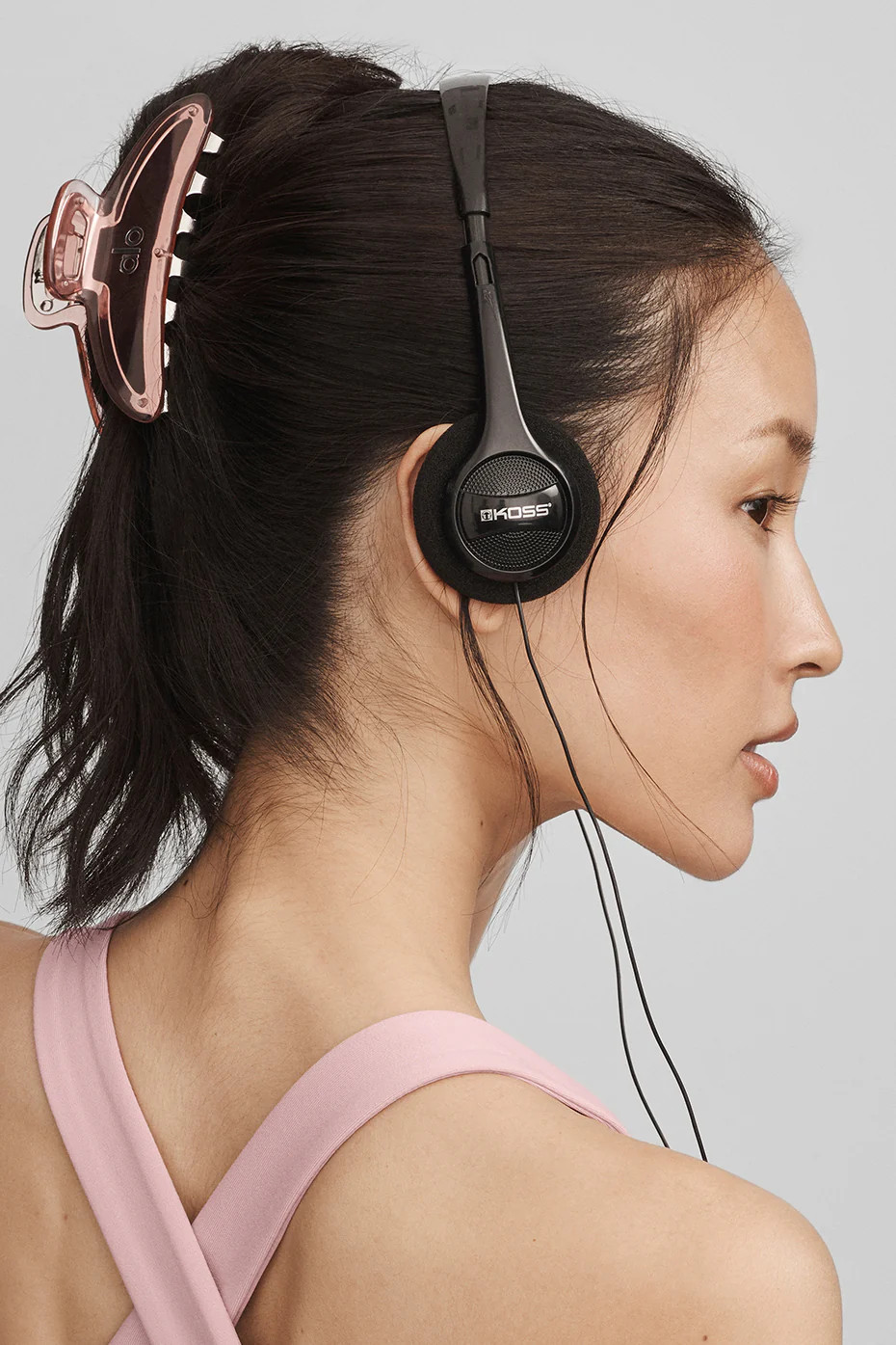 ALO | Acrylic Illusion Claw Clip in Vintage Pink/Chrome | Alo Yoga (US)