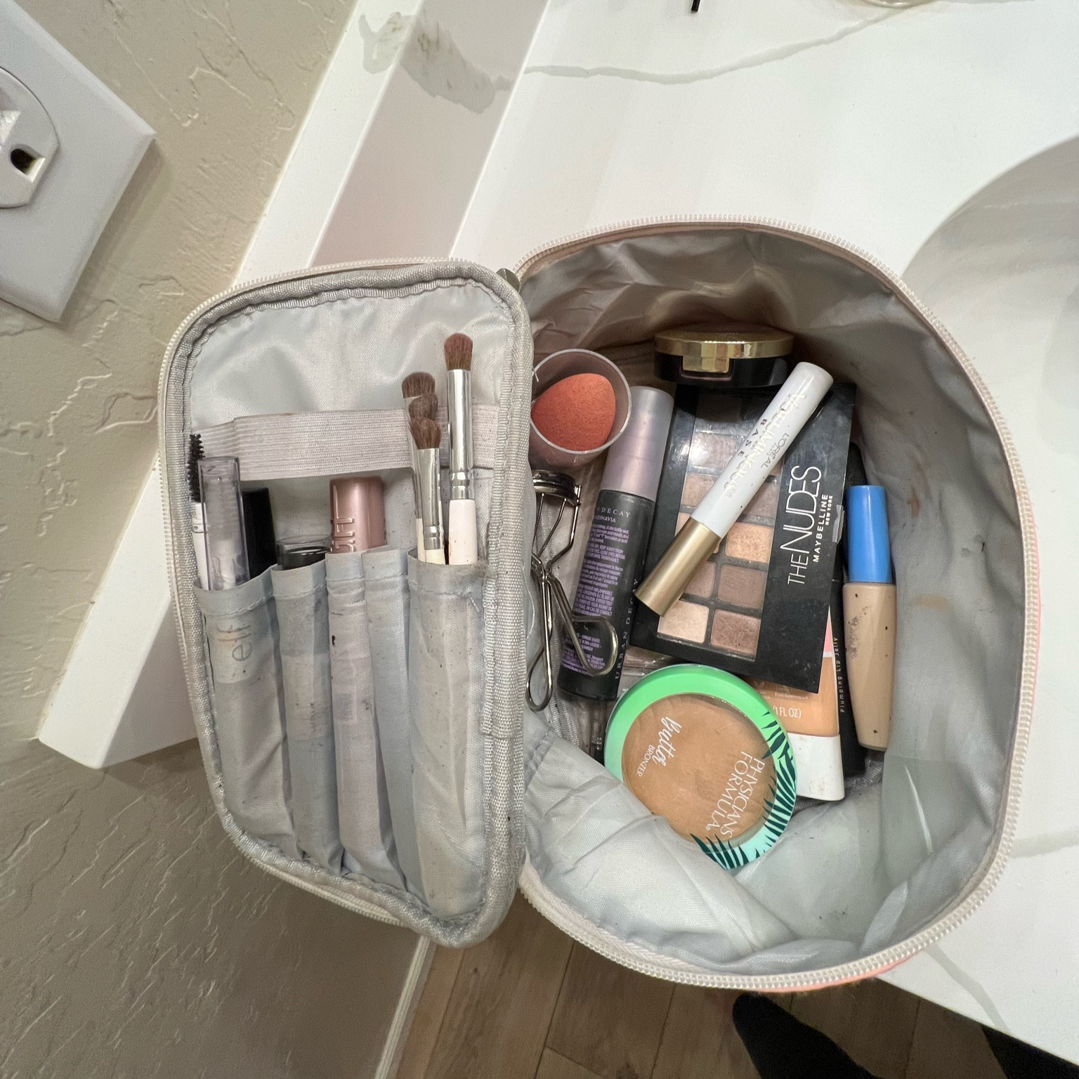 what’s in my makeup bag 

#LTKstyletip #LTKworkwear #LTKitbag