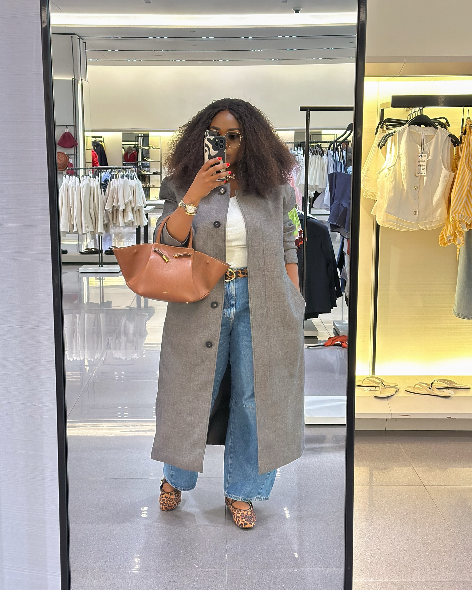 Sunday OOTD❤️

Size M coat 
Size L tank top. 
Size 42 ballet flat
Jeans are by Zara