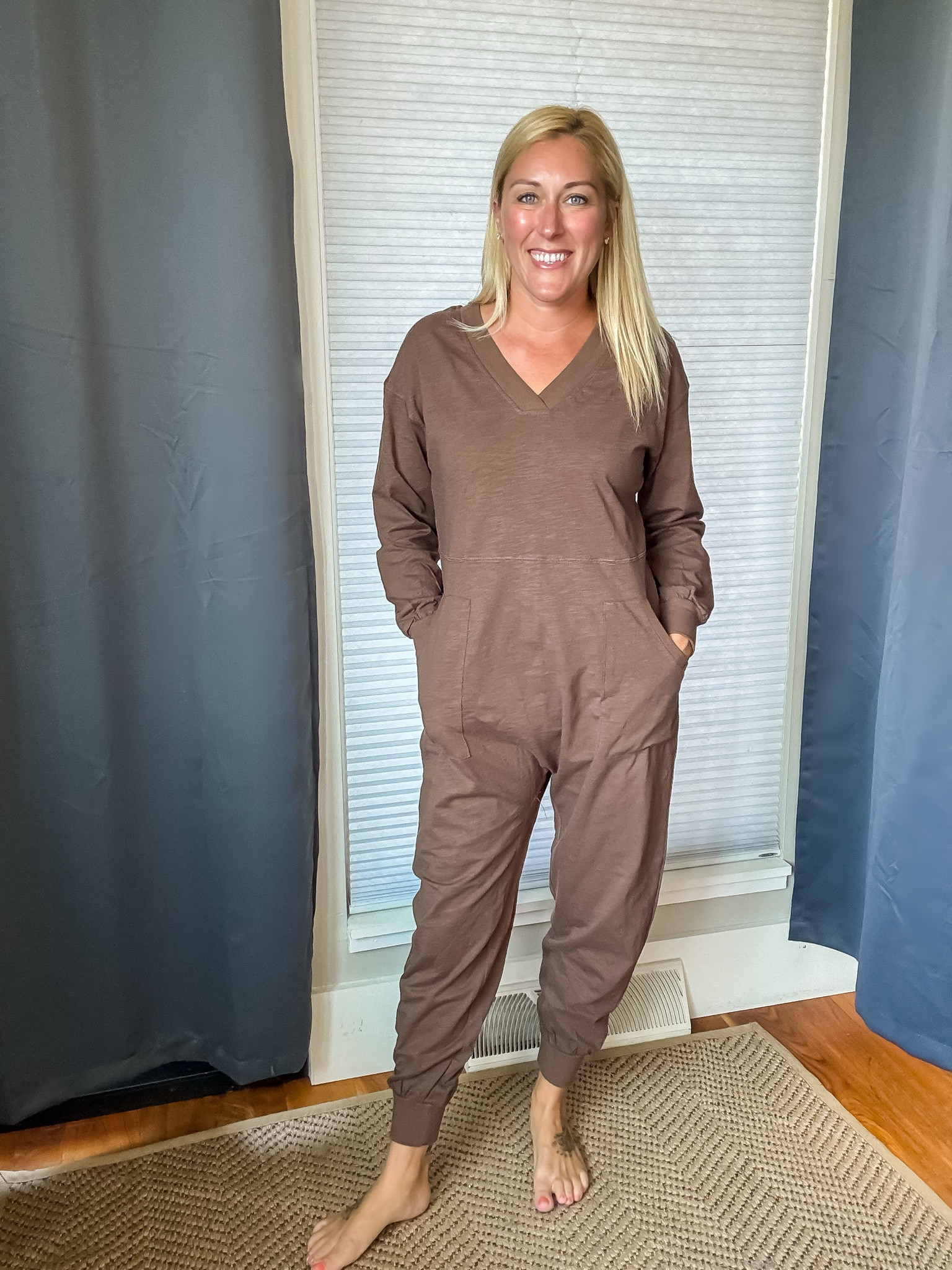 Where has this lounge jumpsuit been my whole life?! It’s like a onesie for adults and I’m good with that. 🤣 I love that the fabric is lightweight and not too warm. Obsessed 😍 