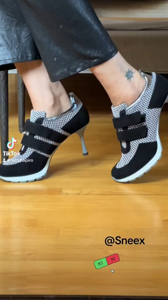 Not sure what I think yet, but they sure are comfortable. #Sneex 

My #GoTo Fall look: Blazer and jeans or leather pants 😎❤️