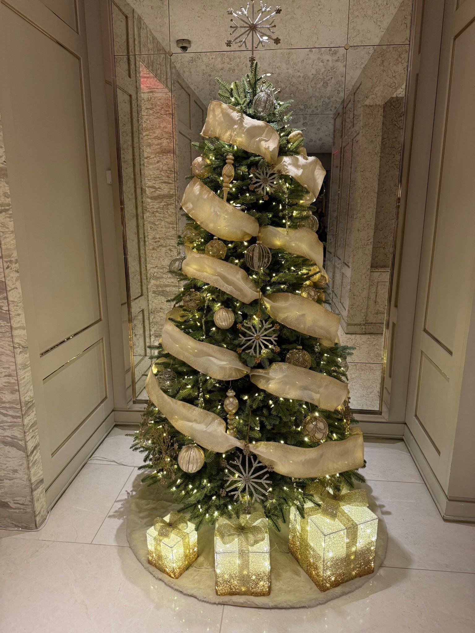 Love seeing NYC building decorations in December! ✨ 

#LTKHoliday #LTKdayinmylife