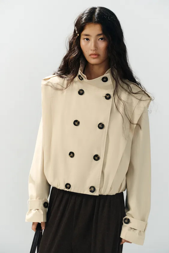 Model height: 173 cmShort trench coat featuring a high neck and long sleeves with tabs. Pleat det... | Zara UK