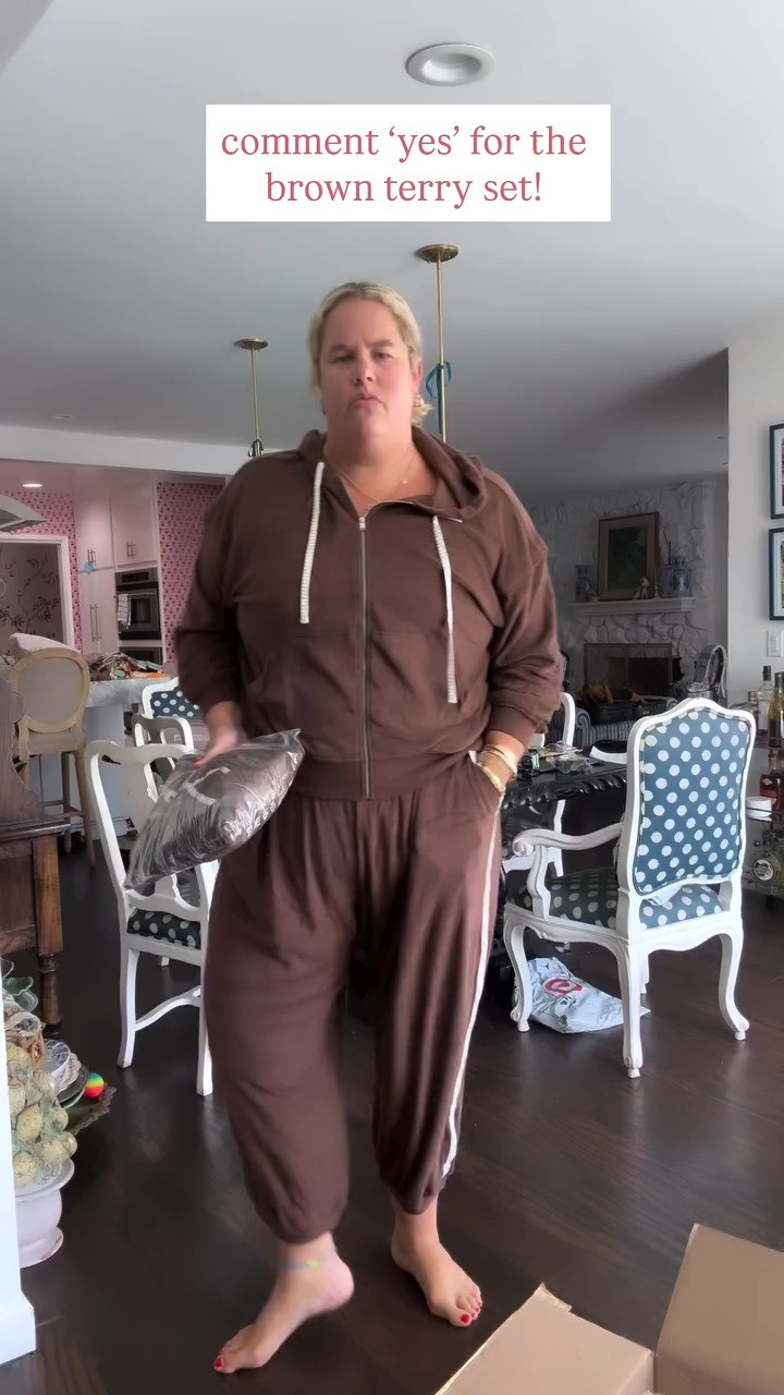This terry set comes in grey and brown!