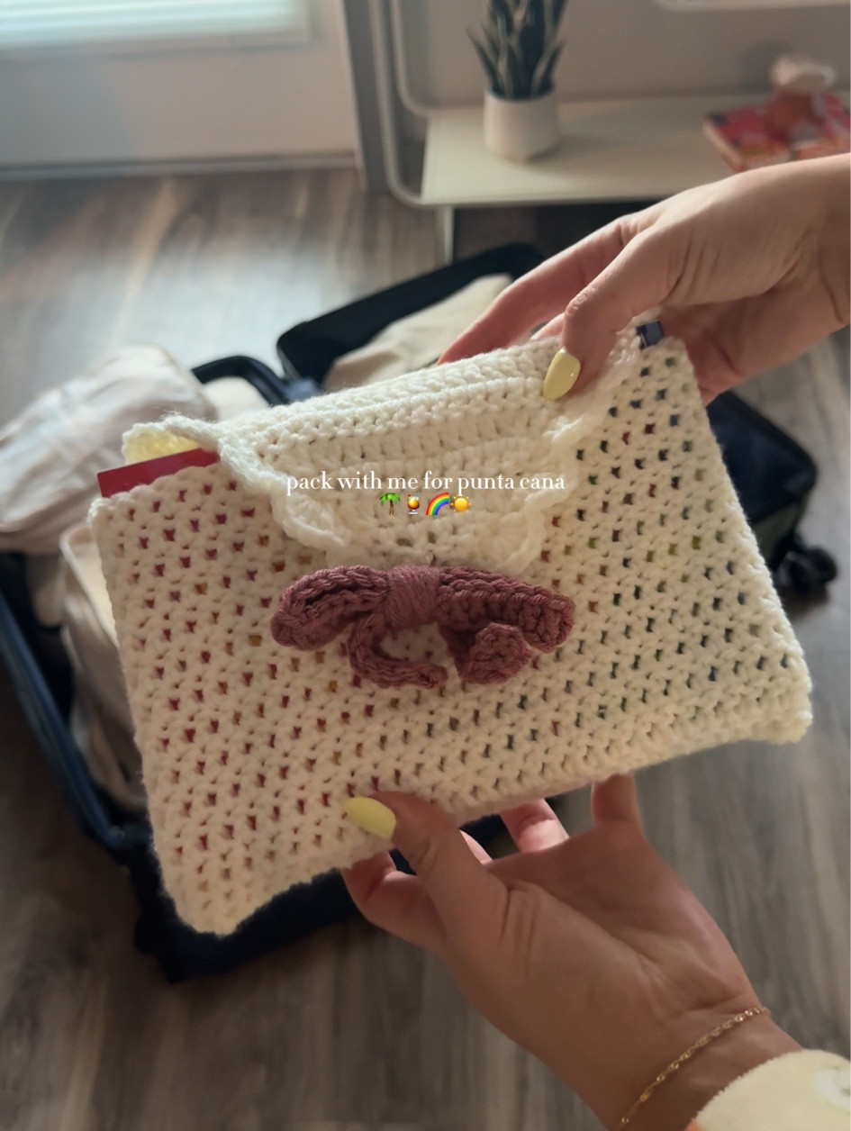 Cutest book sleeve, perfect for travel! Super stretchy for bigger books! 

#LTKhome #LTKGiftGuide #LTKsalealert