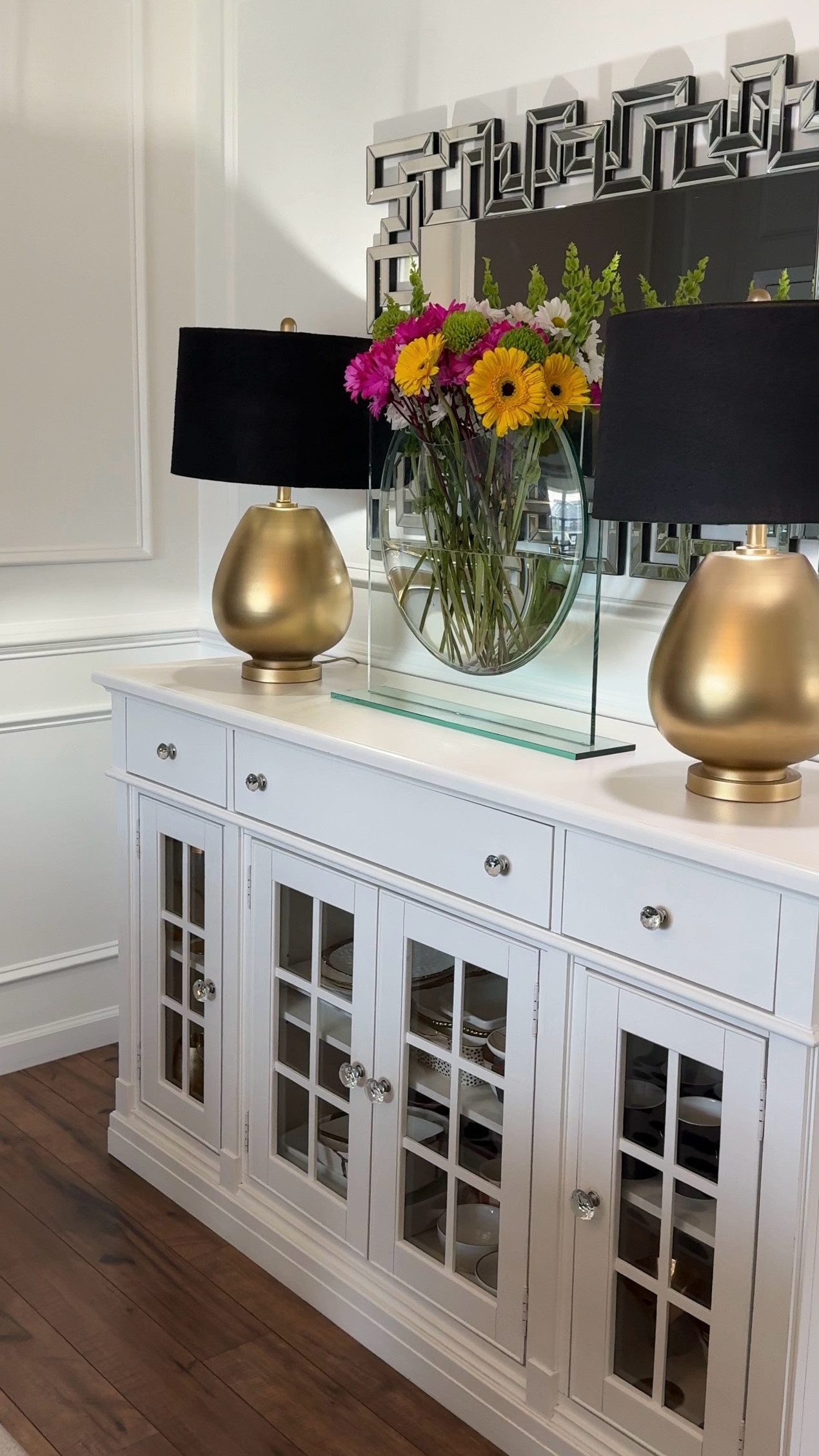 I’m obsessed with this unique, elegant vase and it’s on sale right now. Shop below.

Vase floral arrangement home decor 

#LTKHome #LTKStyleTip #LTKSaleAlert