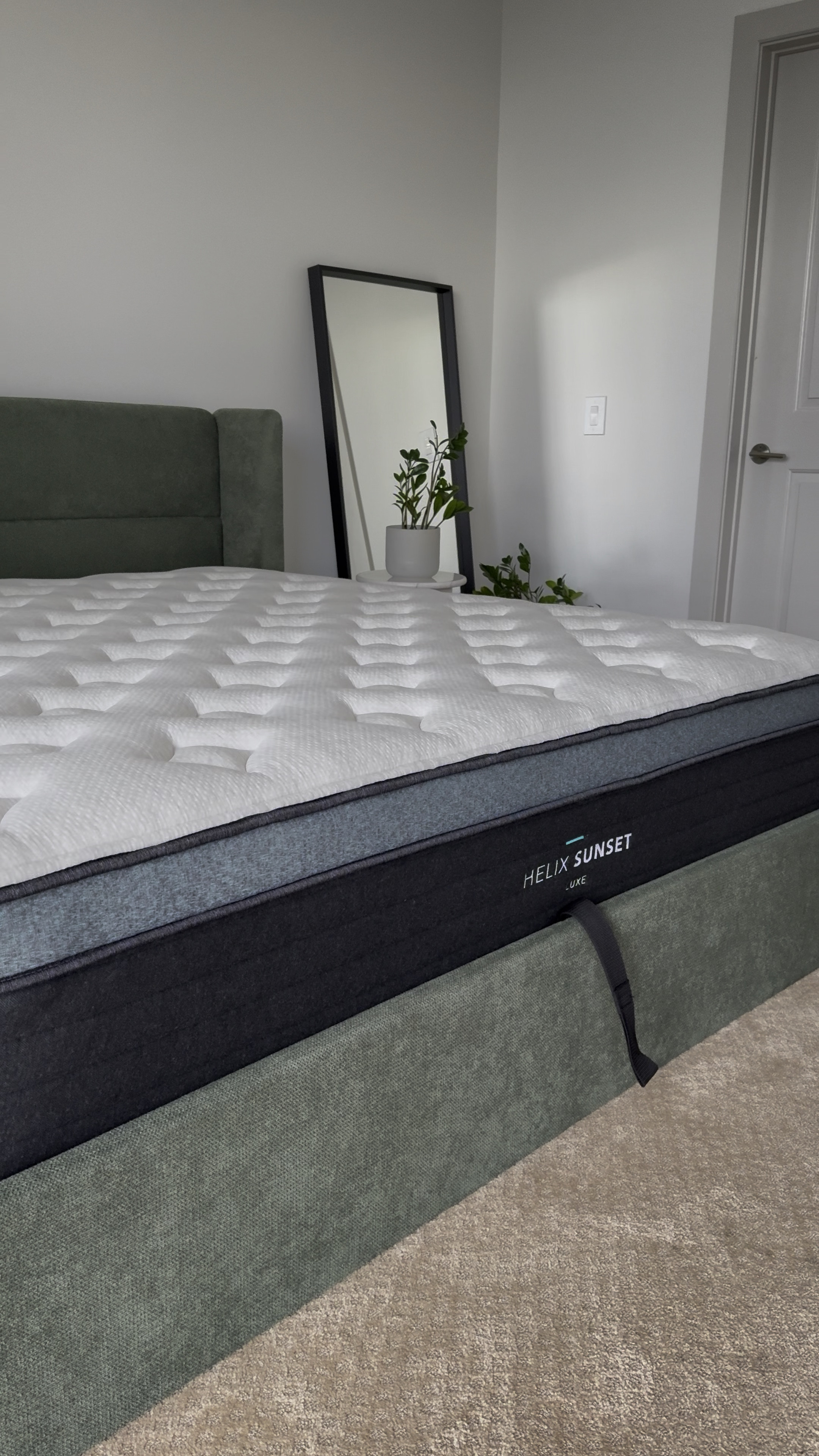 Upgrade your bedroom game with this fire storage bed! Luxe vibes, multiple colors to choose from, and a price that won’t break the bank—what’s not to love?