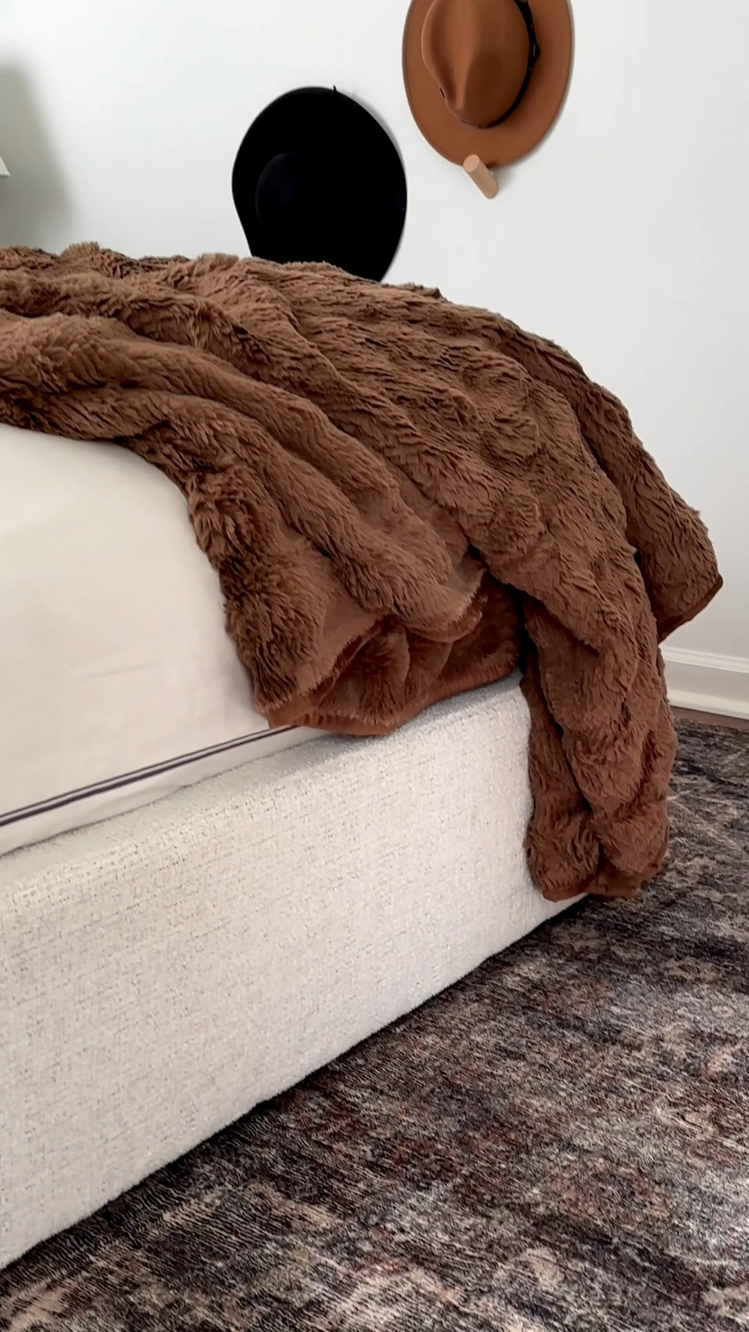 This bubble throw is so cozy and add so much texture to this guest room! @Walmart 

#LTKGiftGuide #LTKHome #LTKHoliday