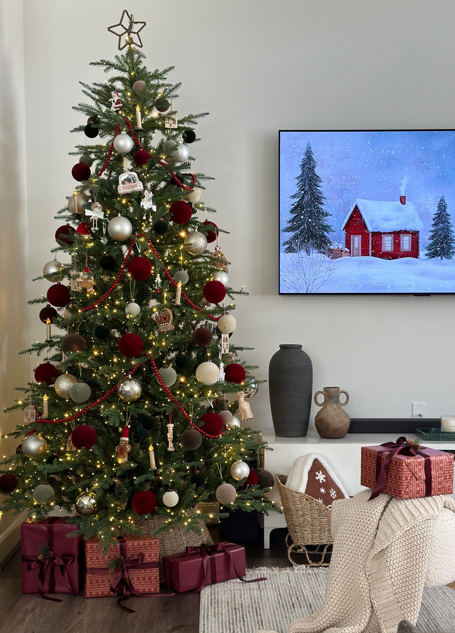 Christmas tree 🎄

#LTKHome #LTKSeasonal